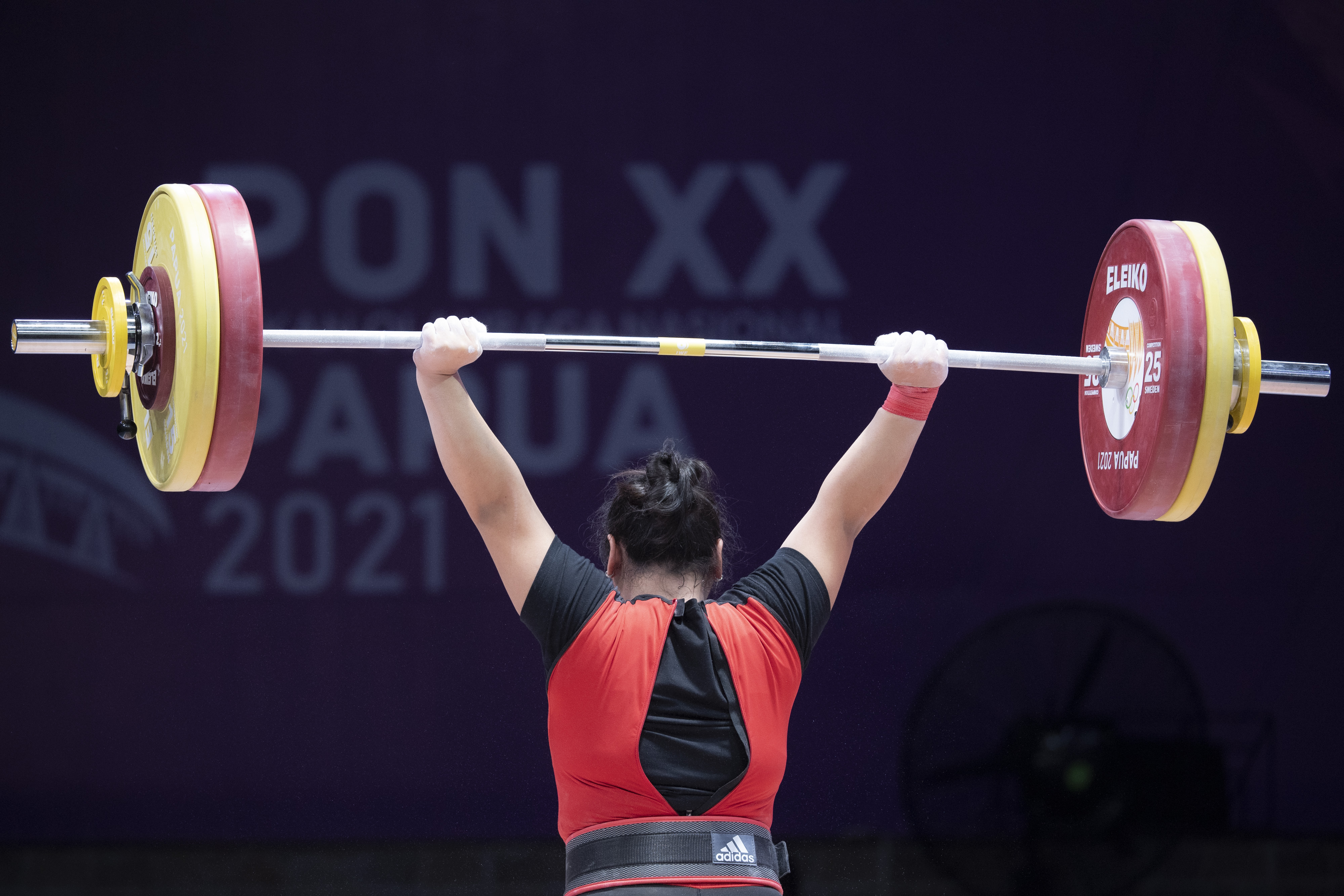 Atlet angkat besi putri saat berlaga di kompetisi PON XX Papua.