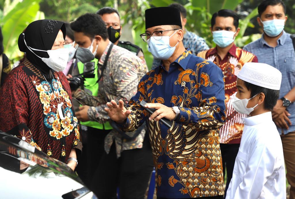 Mensos Tri Rismaharini dan Ketua Komisi Komisi VIII DPR Yandri Susanto dalam kegiatan Kemensos.  