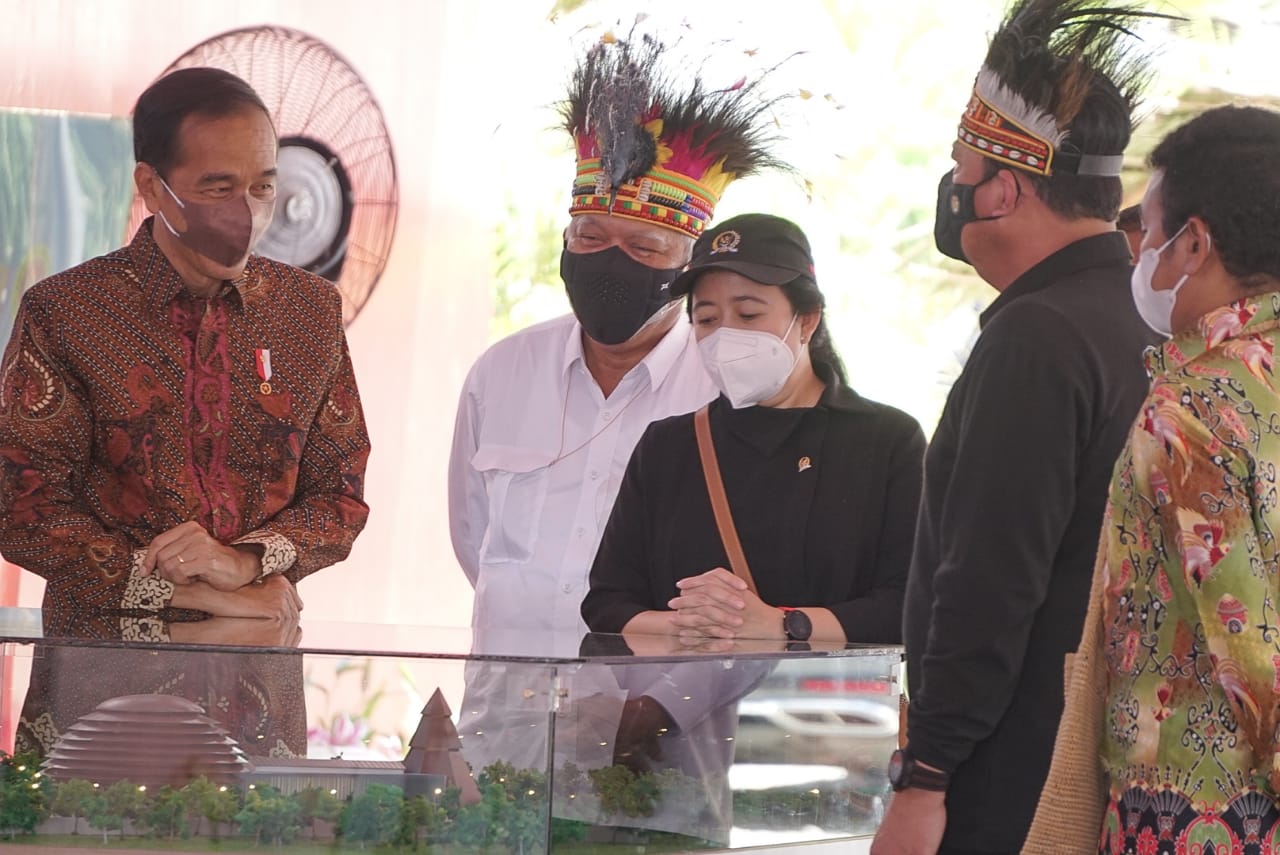 Ketua DPR RI Dr (HC) Puan Maharani (tengah) bersama Presiden RI Joko Widodo.