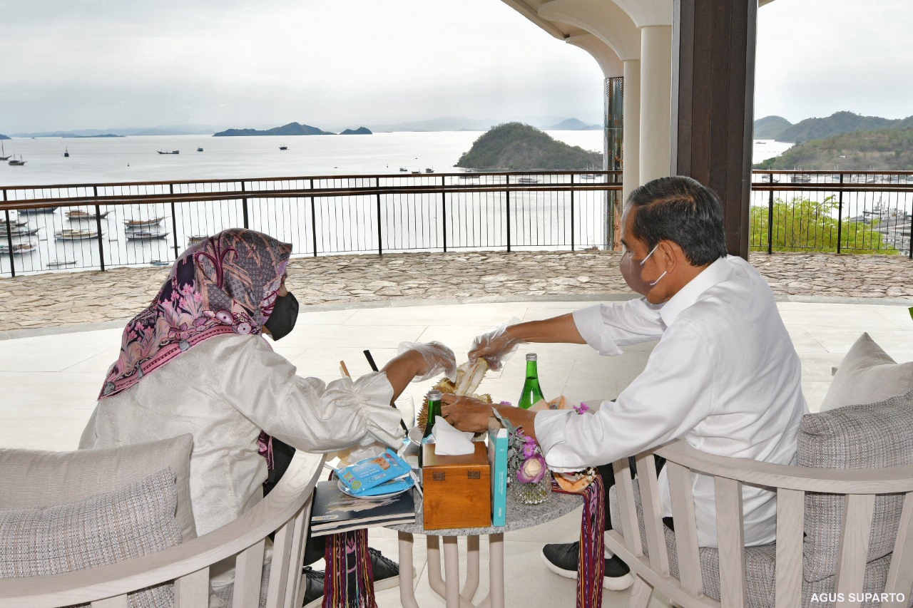 Presiden Joko Widodo dan Ibu Negara berada di Puncak Beringin, Labuan Bajo, NTB