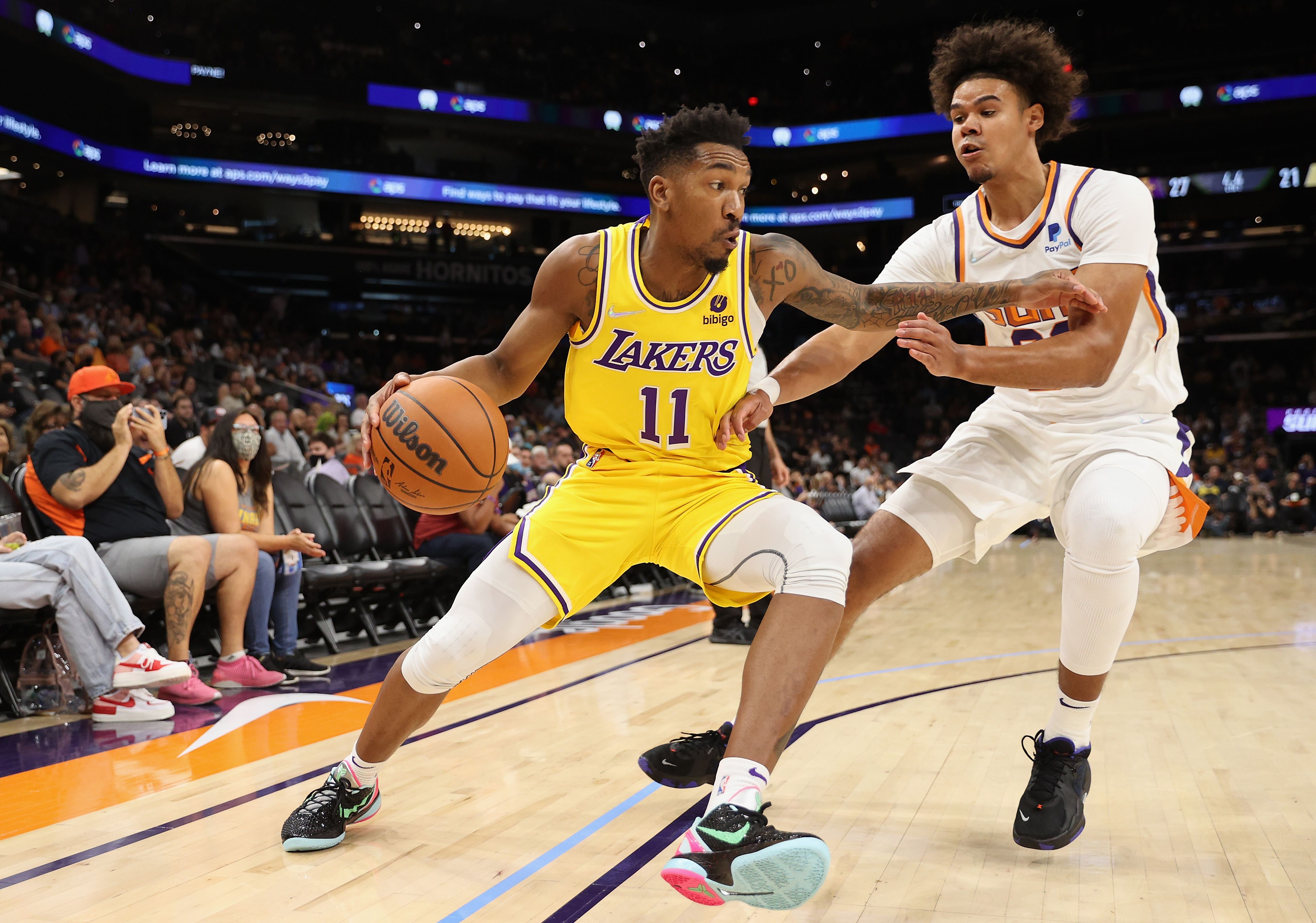Aksi pemain LA Lakers, Malik Mong (kiri) yang membawa bola dengan dihalangi Cameron Johnson dari Phoenix Suns.