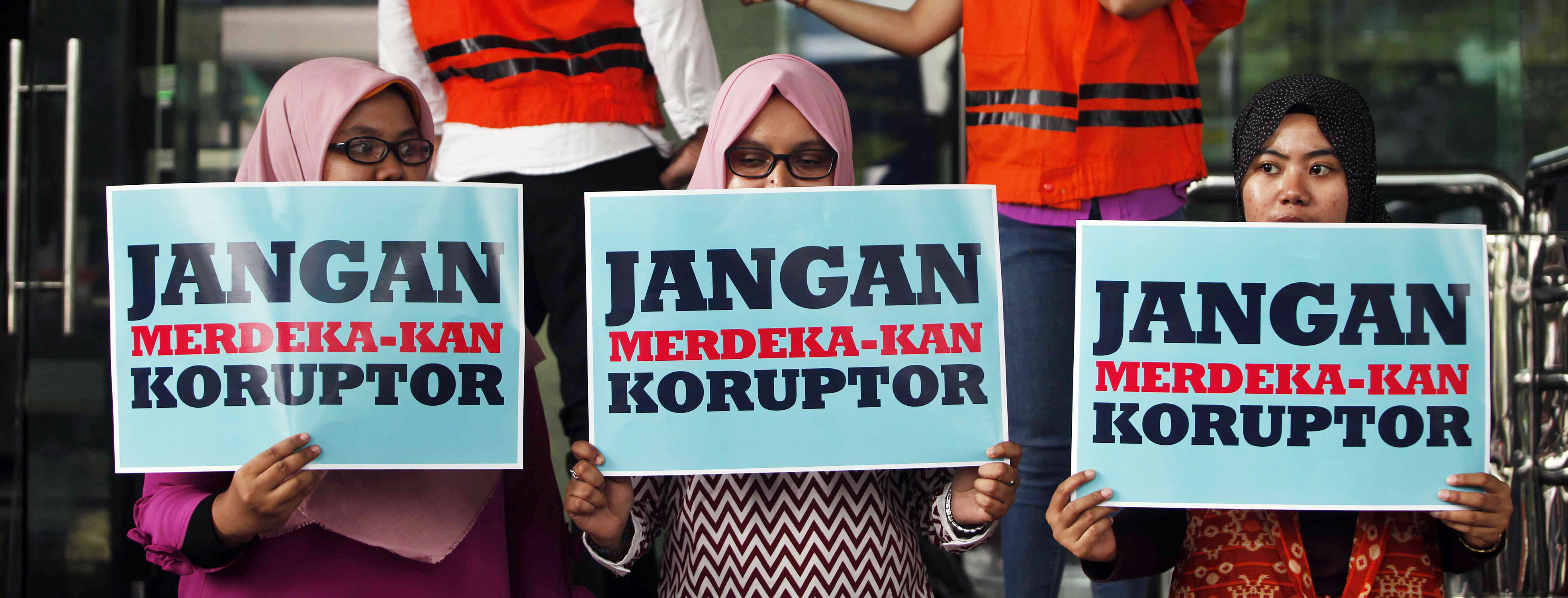 Sejumlah aktivis dari Koalisi Masyarakat Sipil Antikorupsi melakukan aksi teatrikal di depan Gedung KPK, Jakarta.