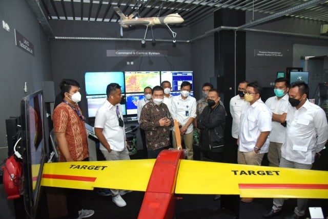 Wakil Ketua DPR RI Sufmi Dasco Ahmad saat meninjau PT LEN Industri di Bandung, Jawa Barat, Jumat (22/10).