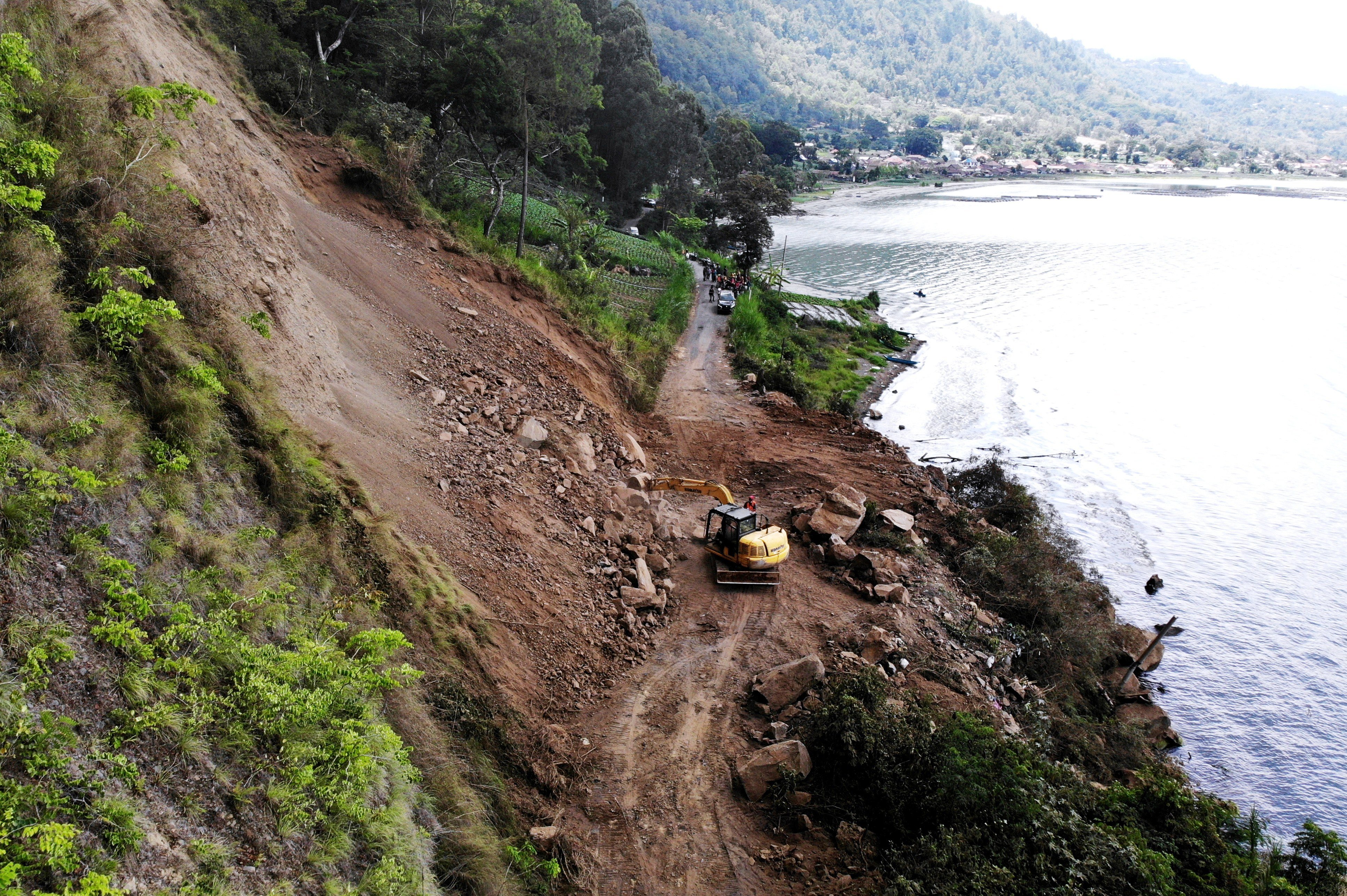 Longsor akibat gempa di Kintamani.