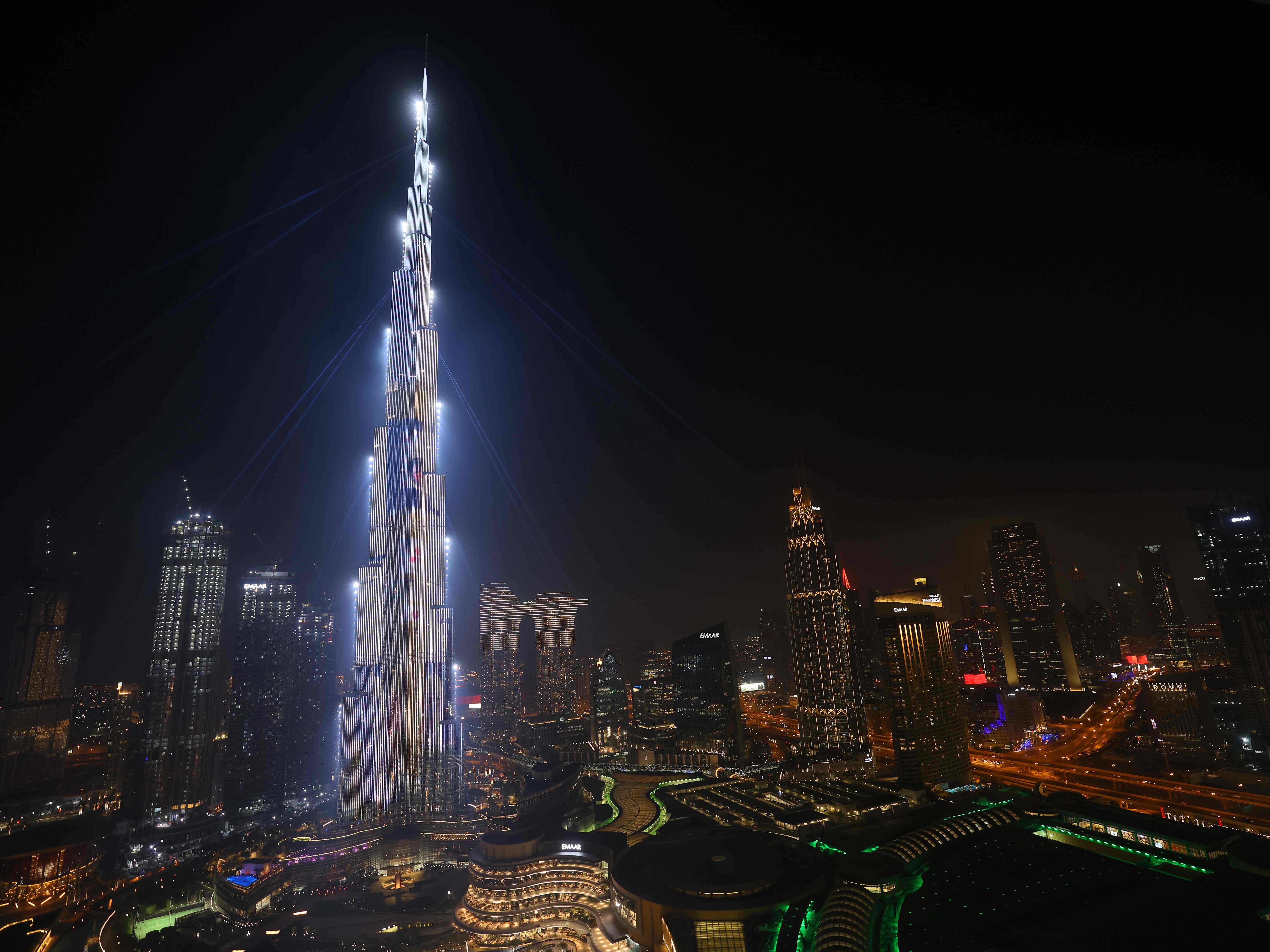 Burj Khalifa Dubai menyala pada 9 Februari 2021 saat wahana UEA Al-Amal-- bahasa Arab untuk Harapan--mencapai Mars.
