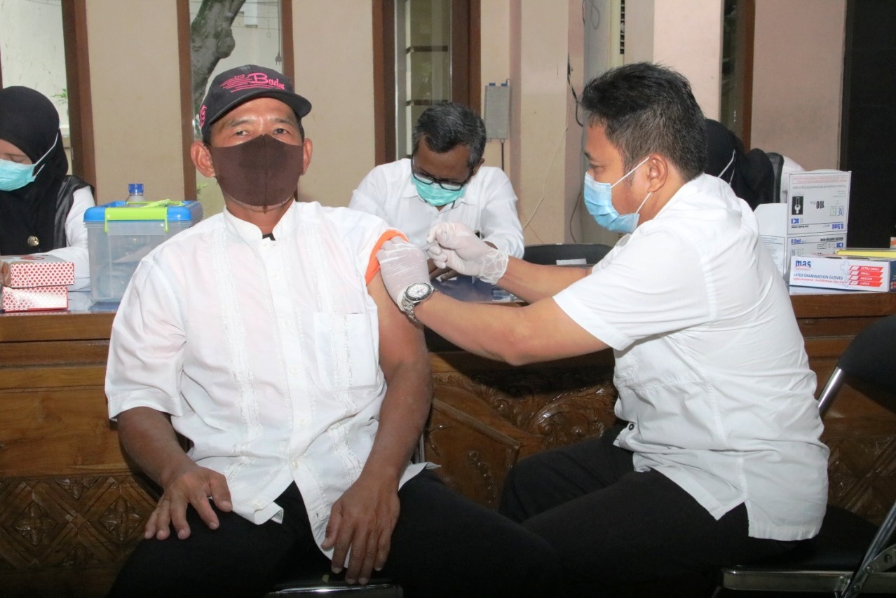 Pemkab Lamongan memvaksinasi ratusan kyai dan imam Masjid di Lamongan beberapa waktu lalu.