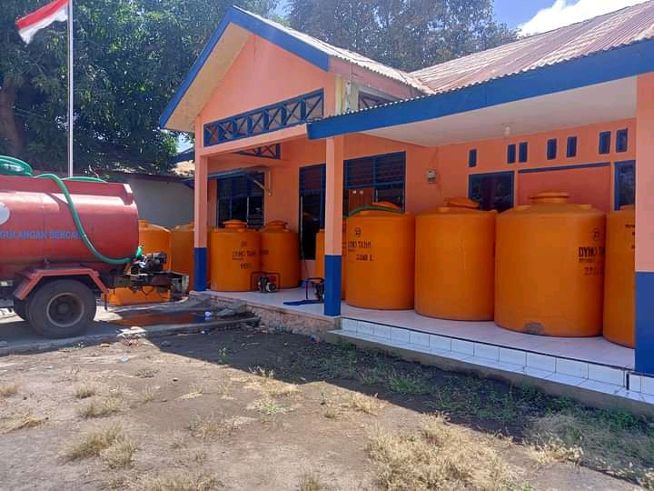 BPBD Sikka, NTT mendistribusikan air bersih untuk desa di kepulauan yang mengalami kekeringan. 