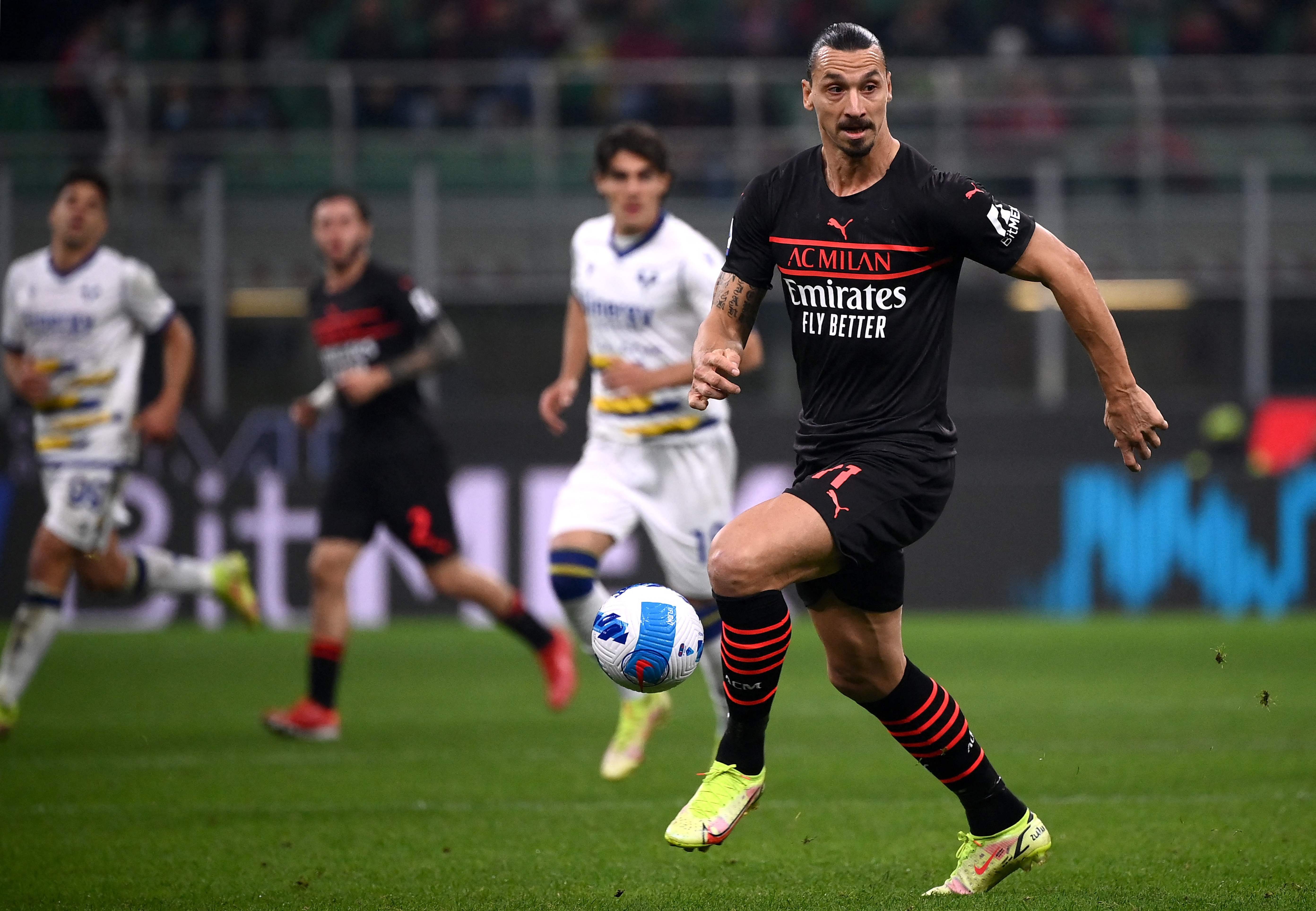 Pemain AC Milan Zlatan Ibrahimovic saat menguasai bola dalam pertandingan.