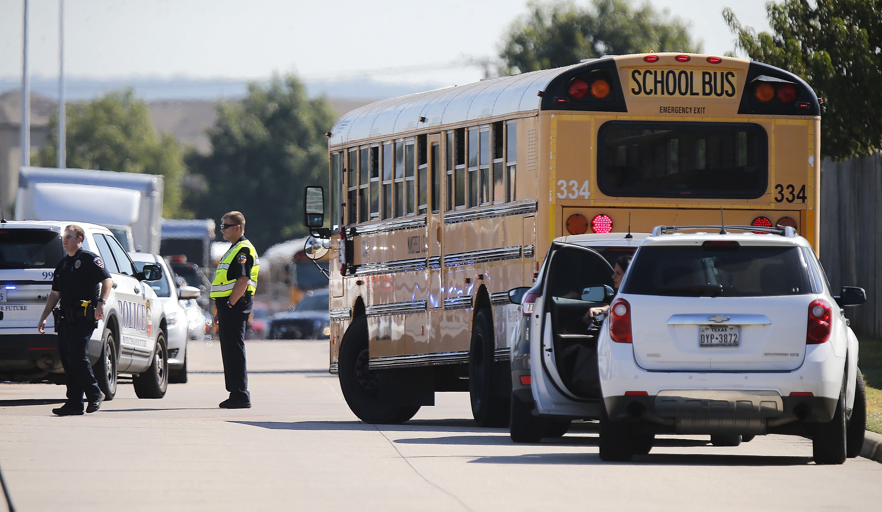 Polisi berjaga-jaga di luar SMU Timberview, Arlington, Texas setelah terjadi aksi penembakan yang melukai empat orang.