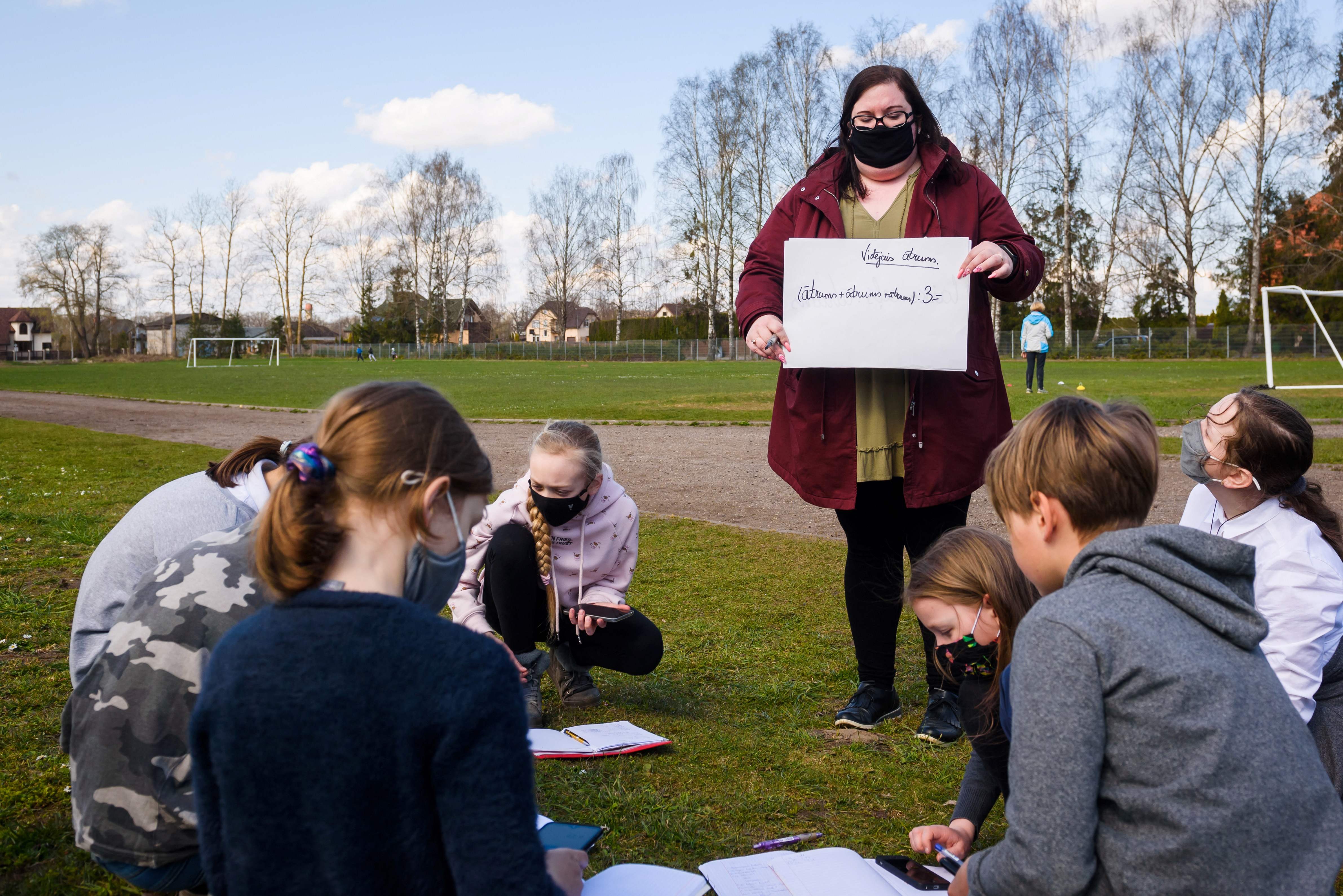 Sejumlah pelajar di Latvia belajar di luar kelas saat pandemi covid-19.