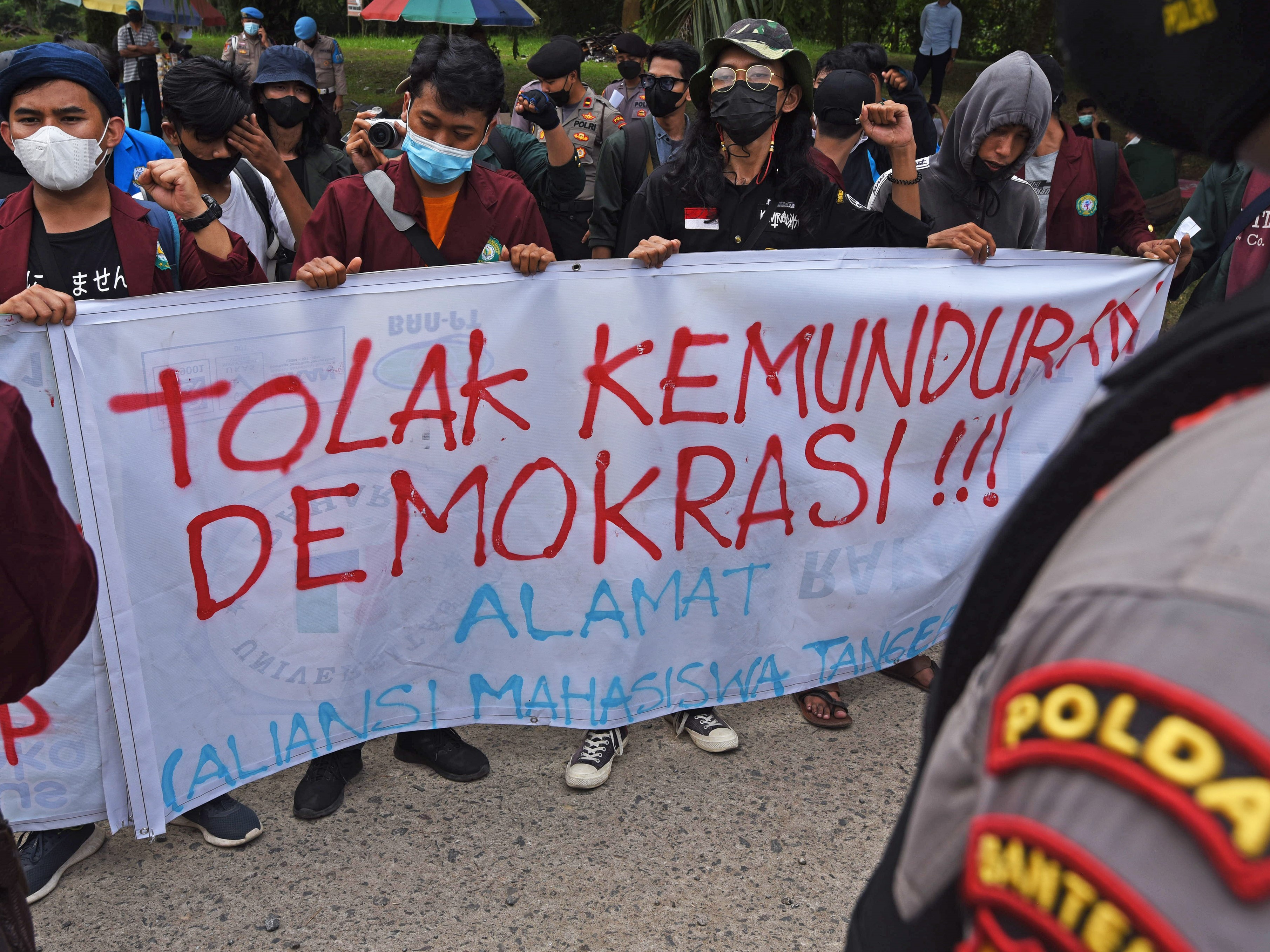 Sejumlah demonstran yang tergabung dalam Aliansi Mahasiswa Tangerang berunjuk rasa di depan Markas Polda Banten di Serang, Kamis (14/10).