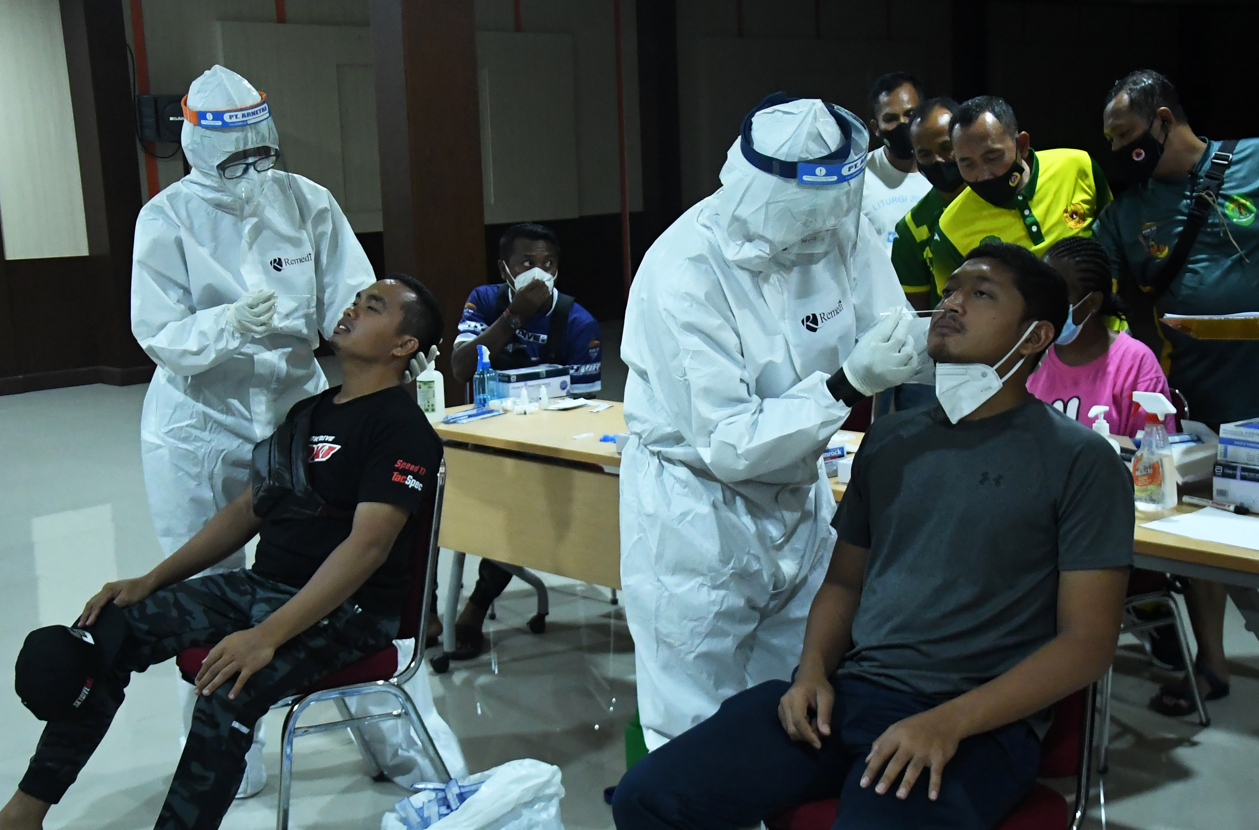 Petugas medis saat melakukan tes antigen terhadap atlet yang berlaga di PON XX Papua.