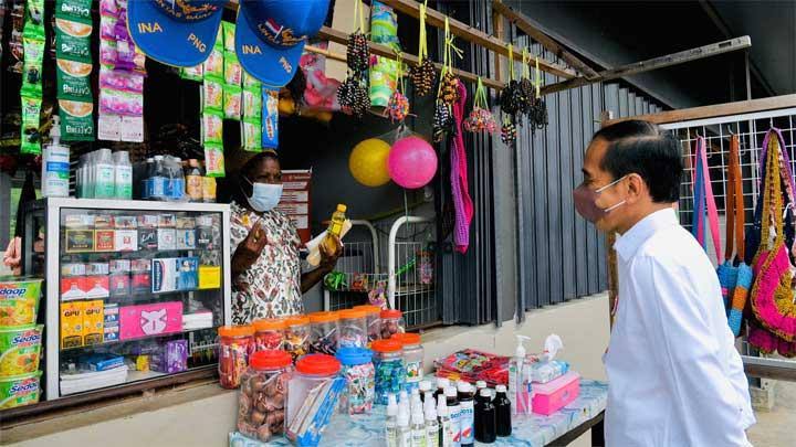 Presiden Joko Widodo berbelanja di Pasar Sota