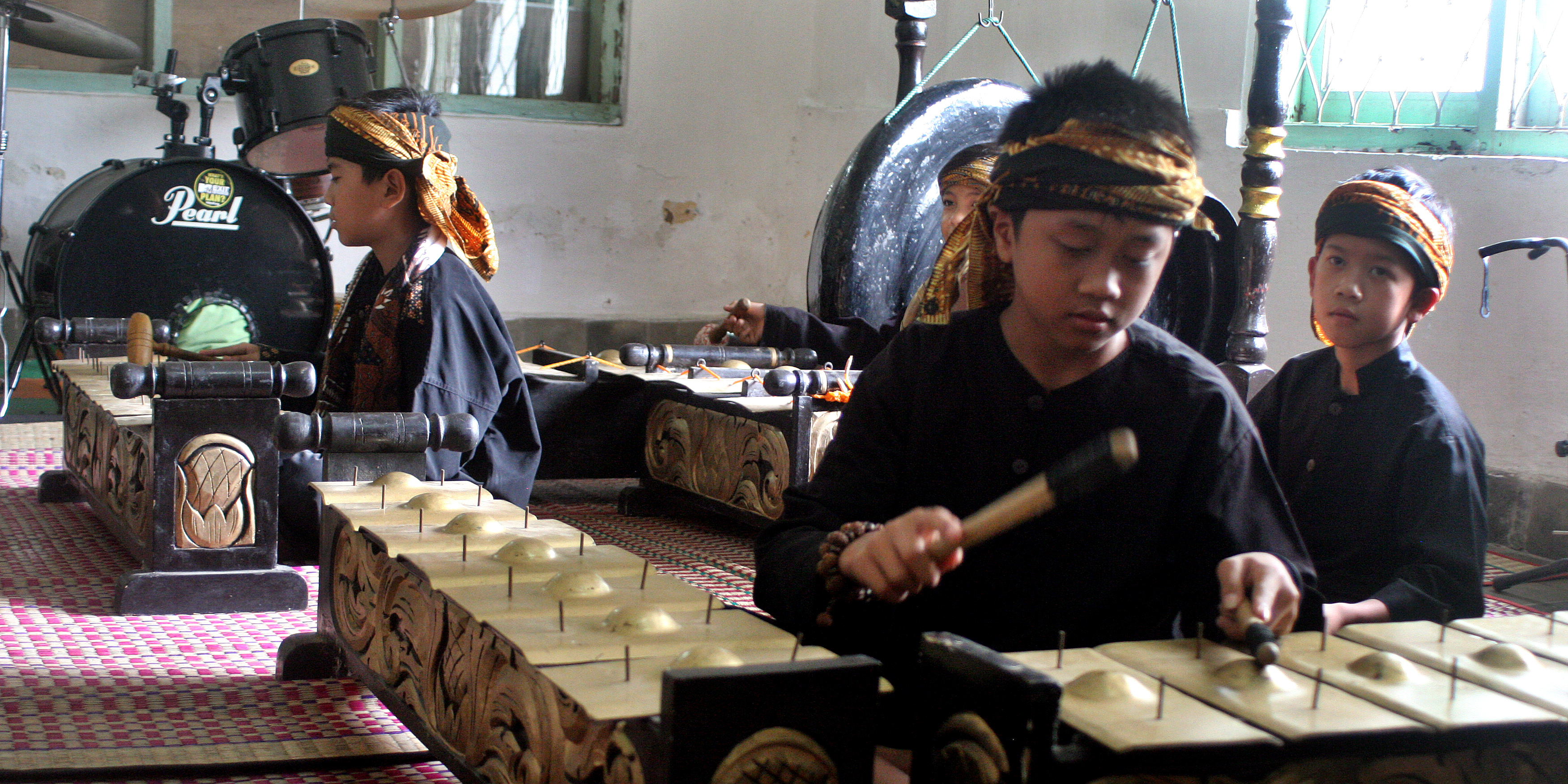 Siswa SDN Pancasila Lembang Bandung, yang sejak awal dididik untuk mencintai dan melestarikan kesenian Sunda.