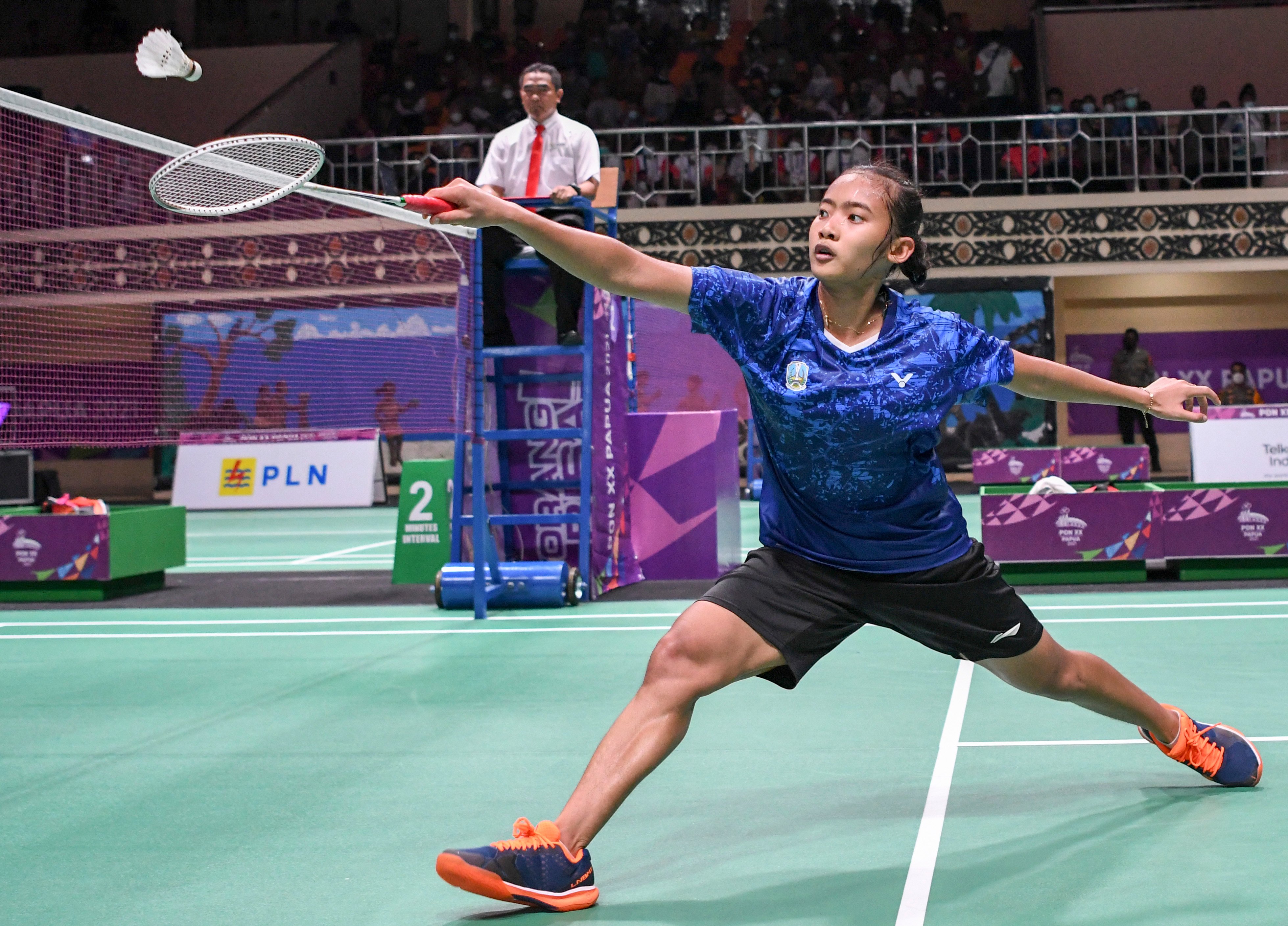 Pebulu tangkis putri Jatim Desima Aqmar Syarafina berusaha mengembalikan kok ke arah pebulu tangkis putri DKI Jakarta Stephani Widjaya.