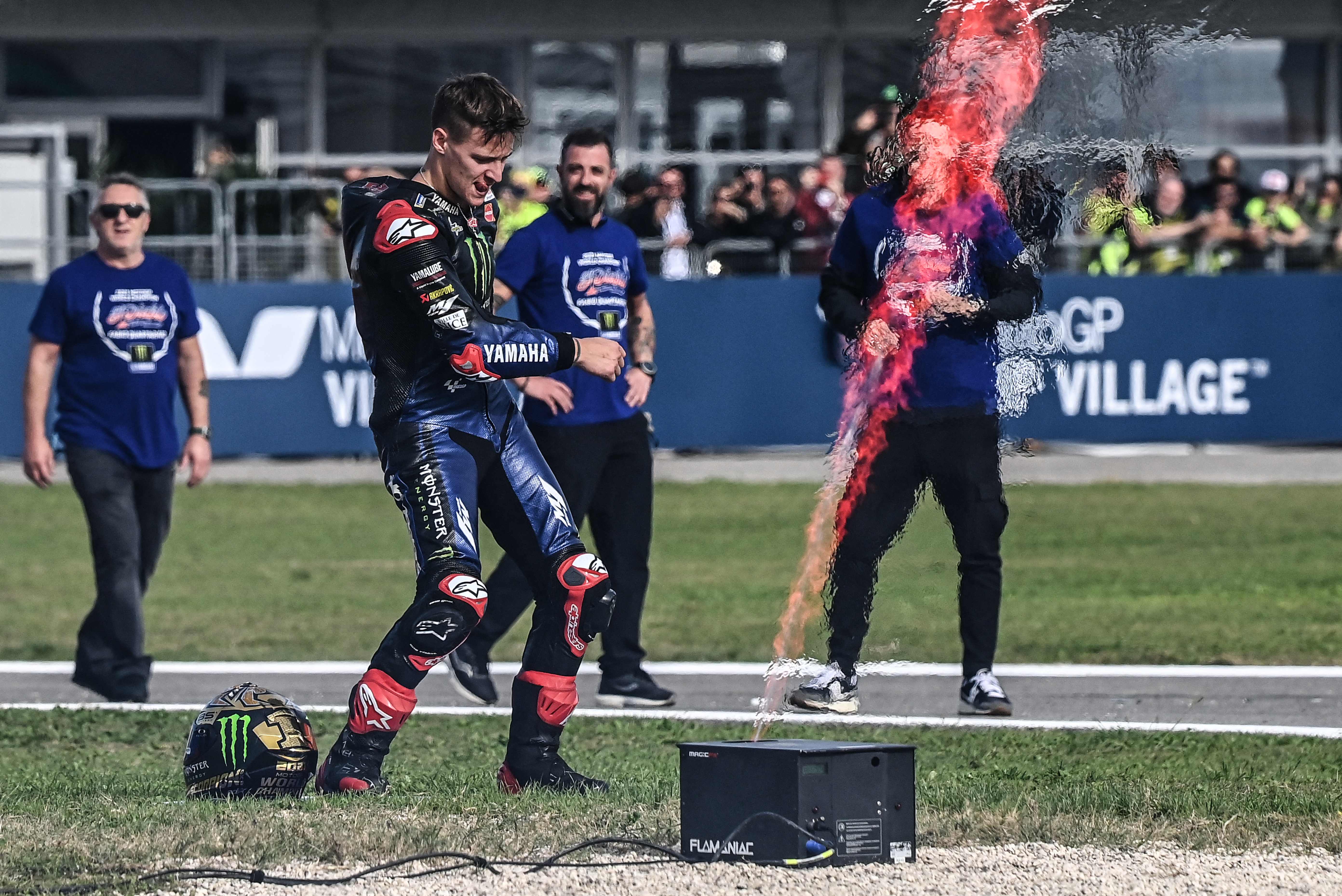 Pembalap tim Yamaha Monster Energy, Fabio Quartararo, menari saat merayakan menjadi juara dunia MotoGP 2021.