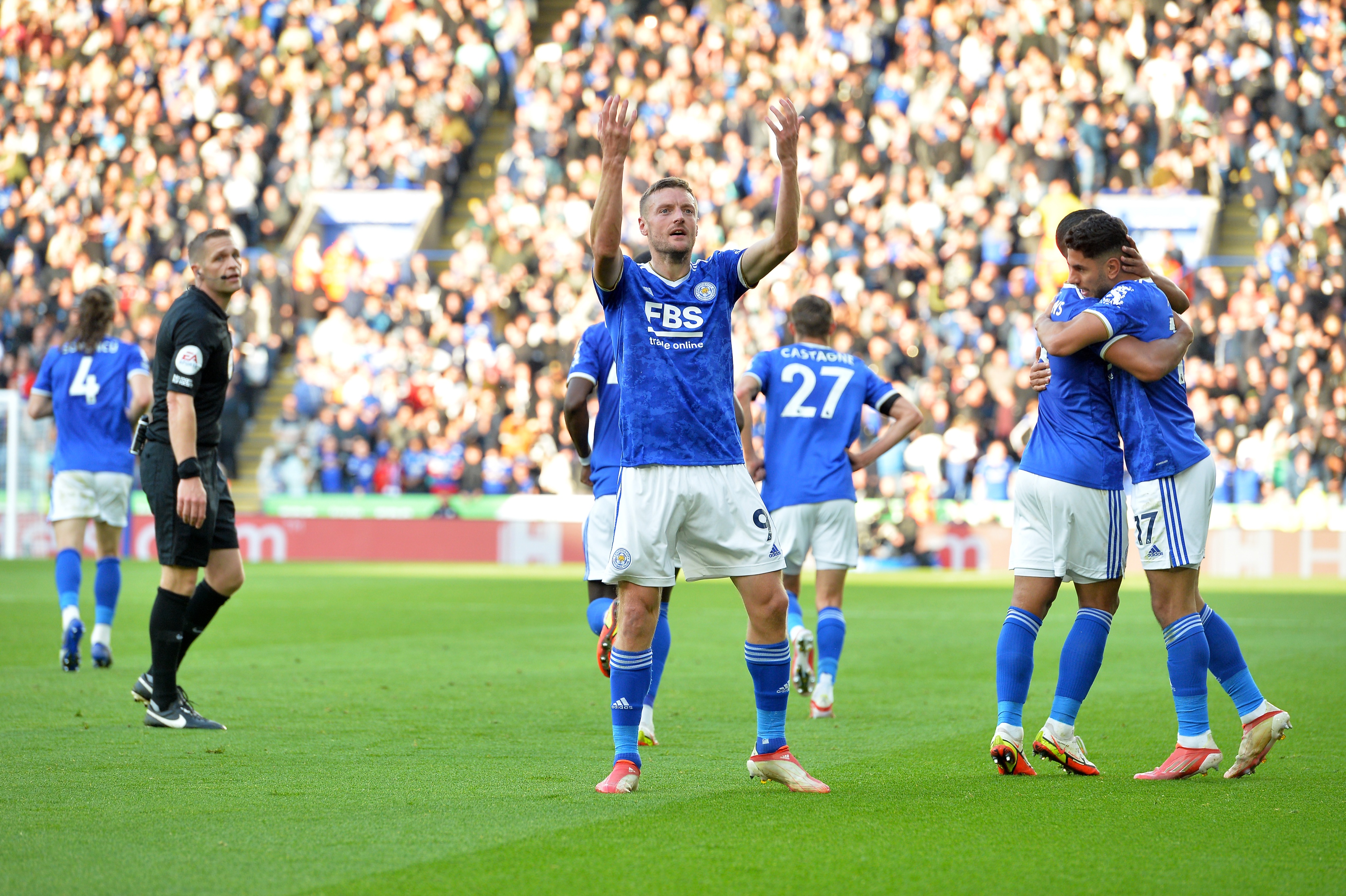 Pemain Leicester merayakan kemenangan atas Manchester United