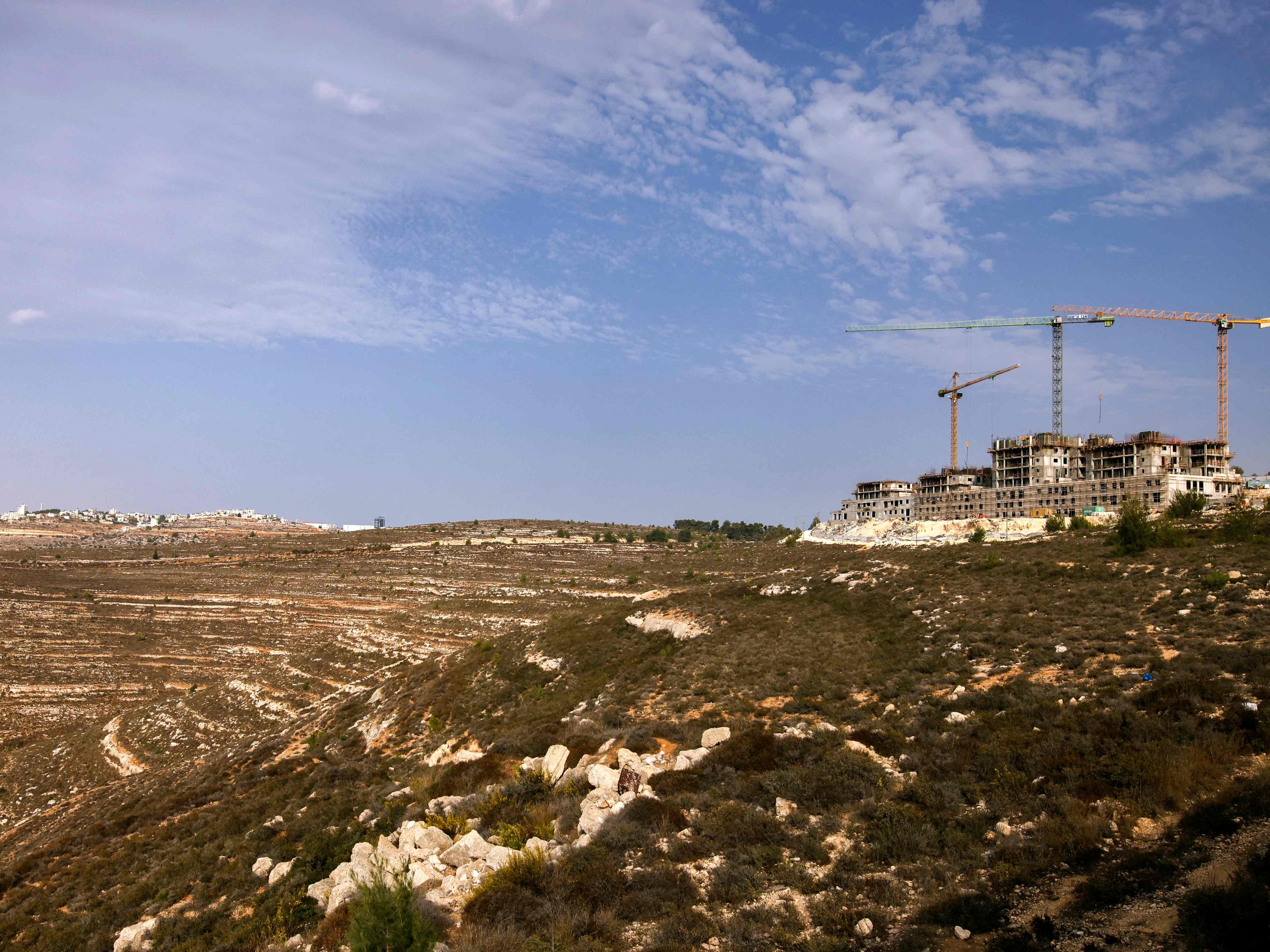Pekerjaan konstruksi sedang berlangsung di permukiman Israel Givat Zeev, dekat Ramallah Palestina, Kamis (28/10).