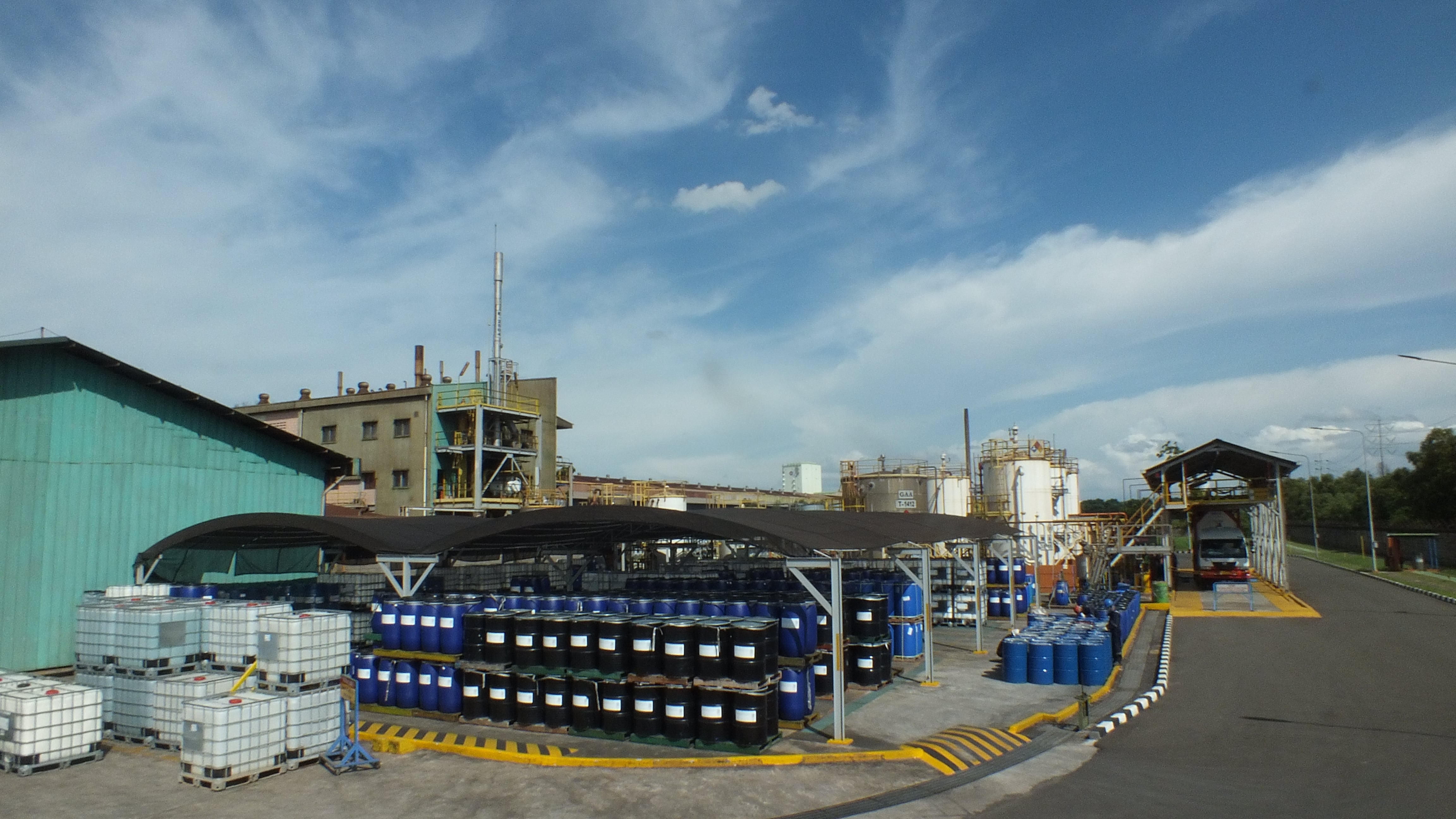 Pabrik Dow Indonesia yang berlokasi di Cilegon, Banten, dan memproduksi coating binder berbahan dasar air.