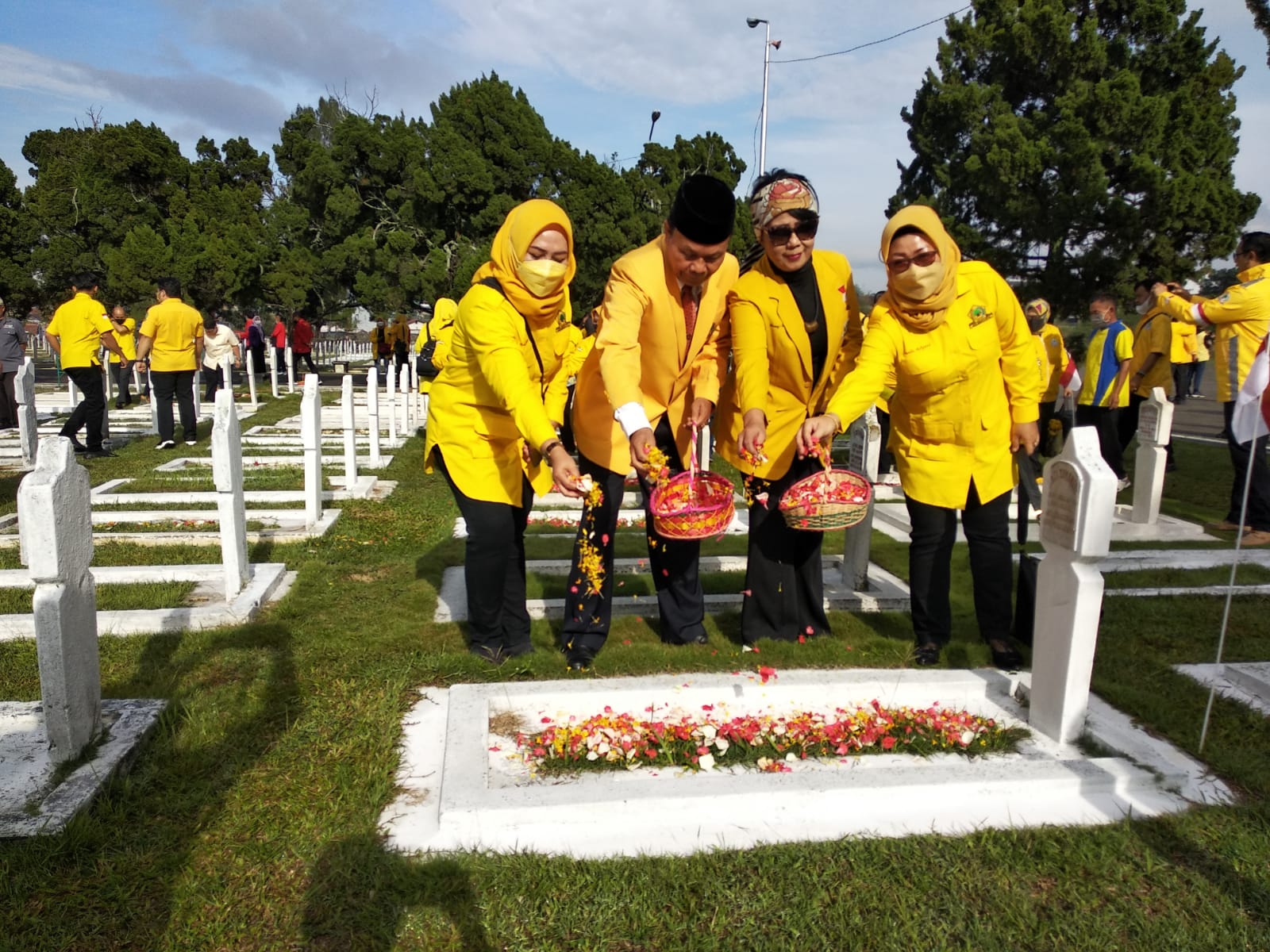 Pengurus dan kader Partai Golkar Jawa Barat berziarah ke Taman Makam Pahlawan Cikutra, Kota Bandung