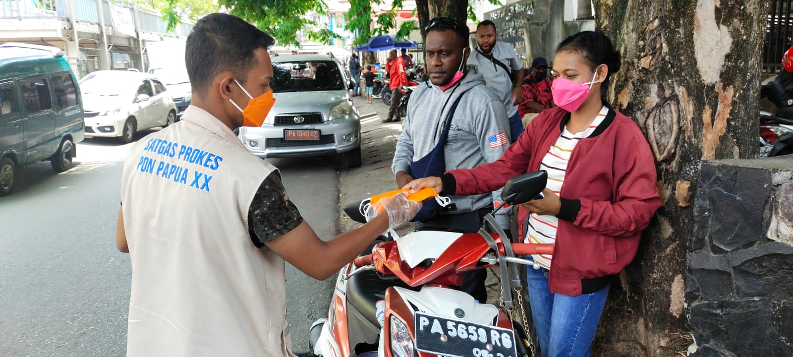 Pembagian masker di sekitar venue PON Papua untuk mencegah penularan covid-19
