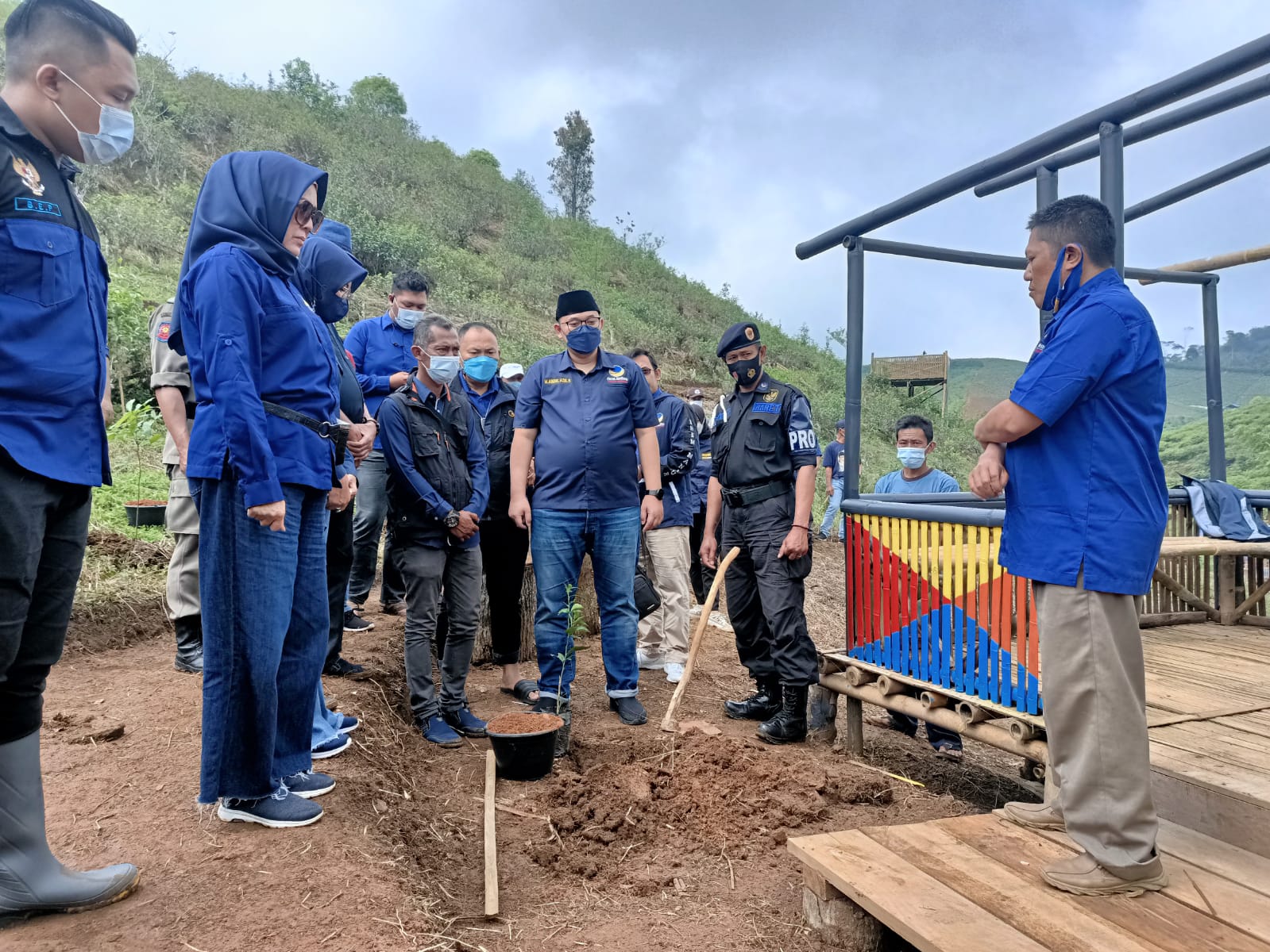 Jajaran DPD Partai NasDem Kabupaten Cianjur, Jawa Barat, melaksanakan penamanan 10 ribu bibit pohon di Kecamatan Sukanagara, Minggu (31/10).