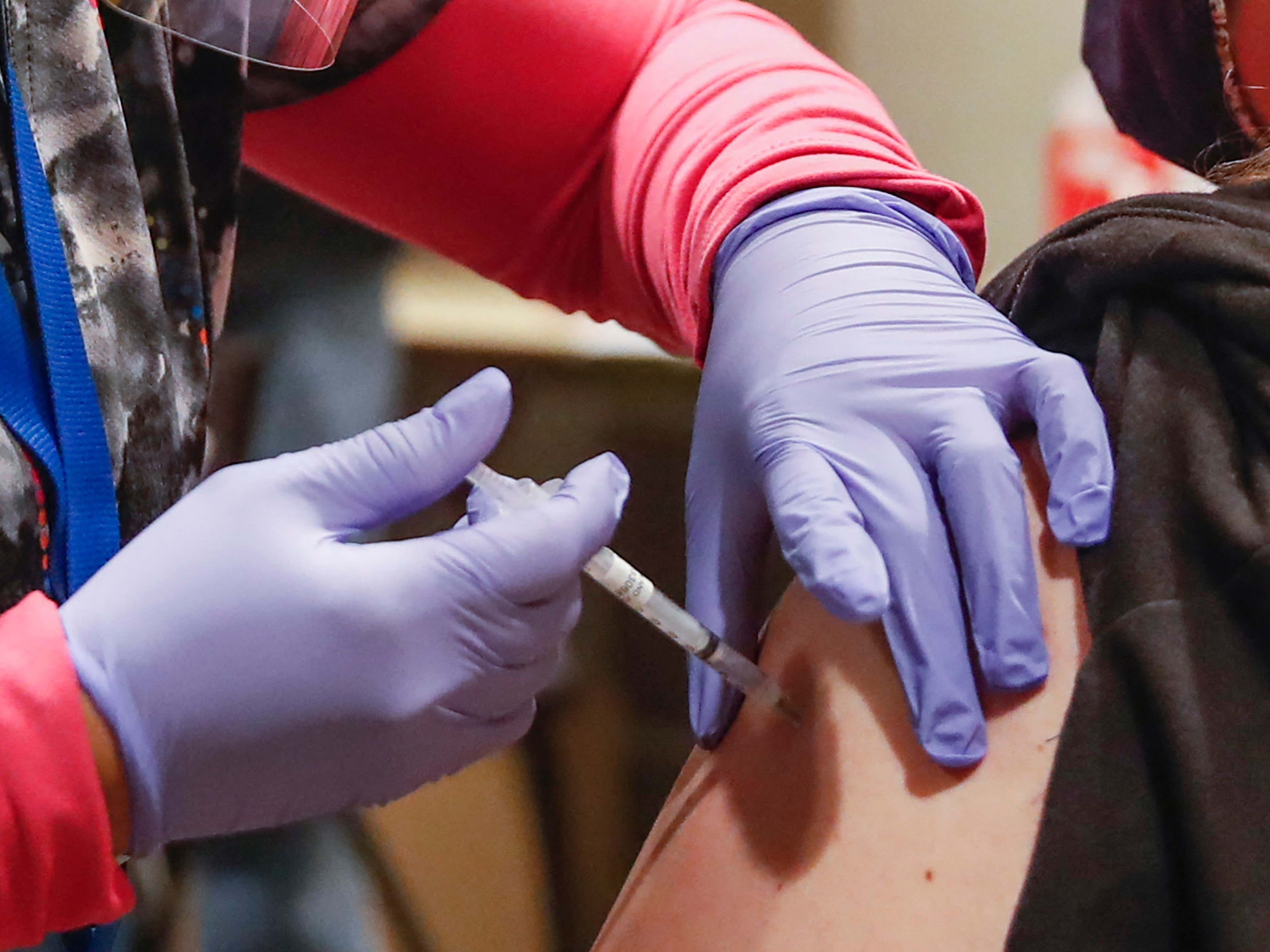 Seorang wanita menerima vaksin covid-19 Johnson & Johnson di pusat vaksinasi, Chicago, Illinois.