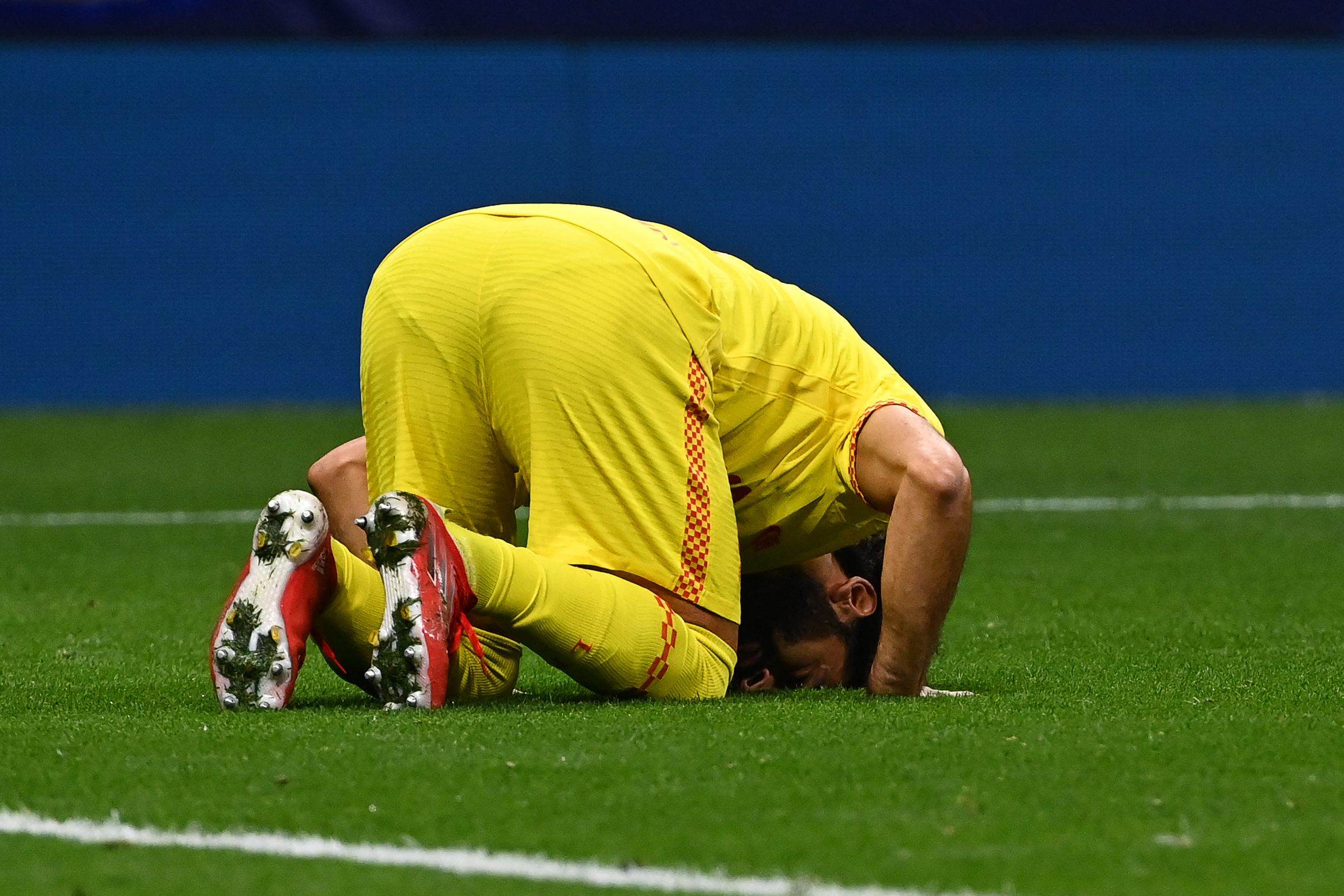 Penyerang Liverpool Mohamed Salah melakukan sujud syukur setelah menjaring gol ke gawang Atletico Madrid di laga Liga Champions. 