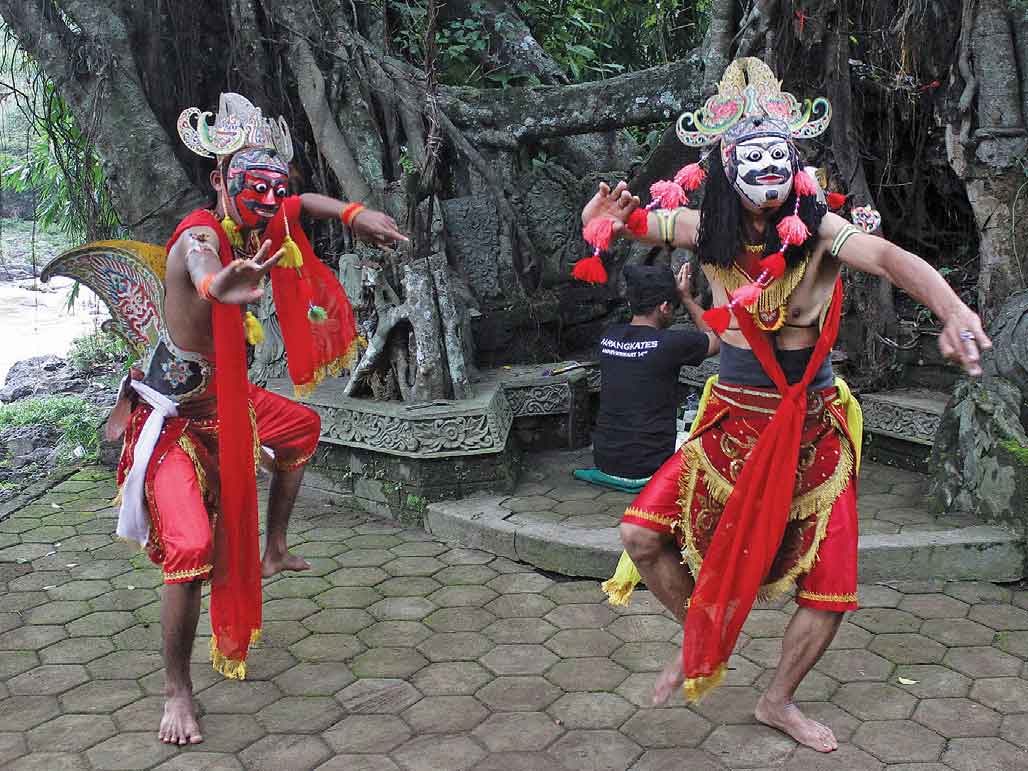 RITUAL GEBYAK TOPENG MALANGAN: Seniman menari topeng malangan yang mengambil kisah dari Babad Panji saat ritual gebyak topeng malangan  