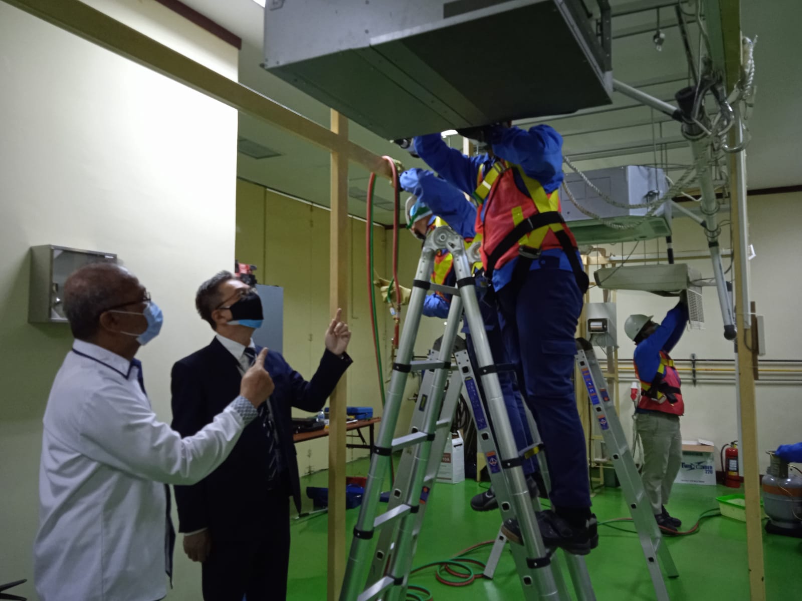 Tenaga kerja di sektor teknik pendingin harus memiliki sertifikat kompetensi yang diakui negara yaitu BNSP.