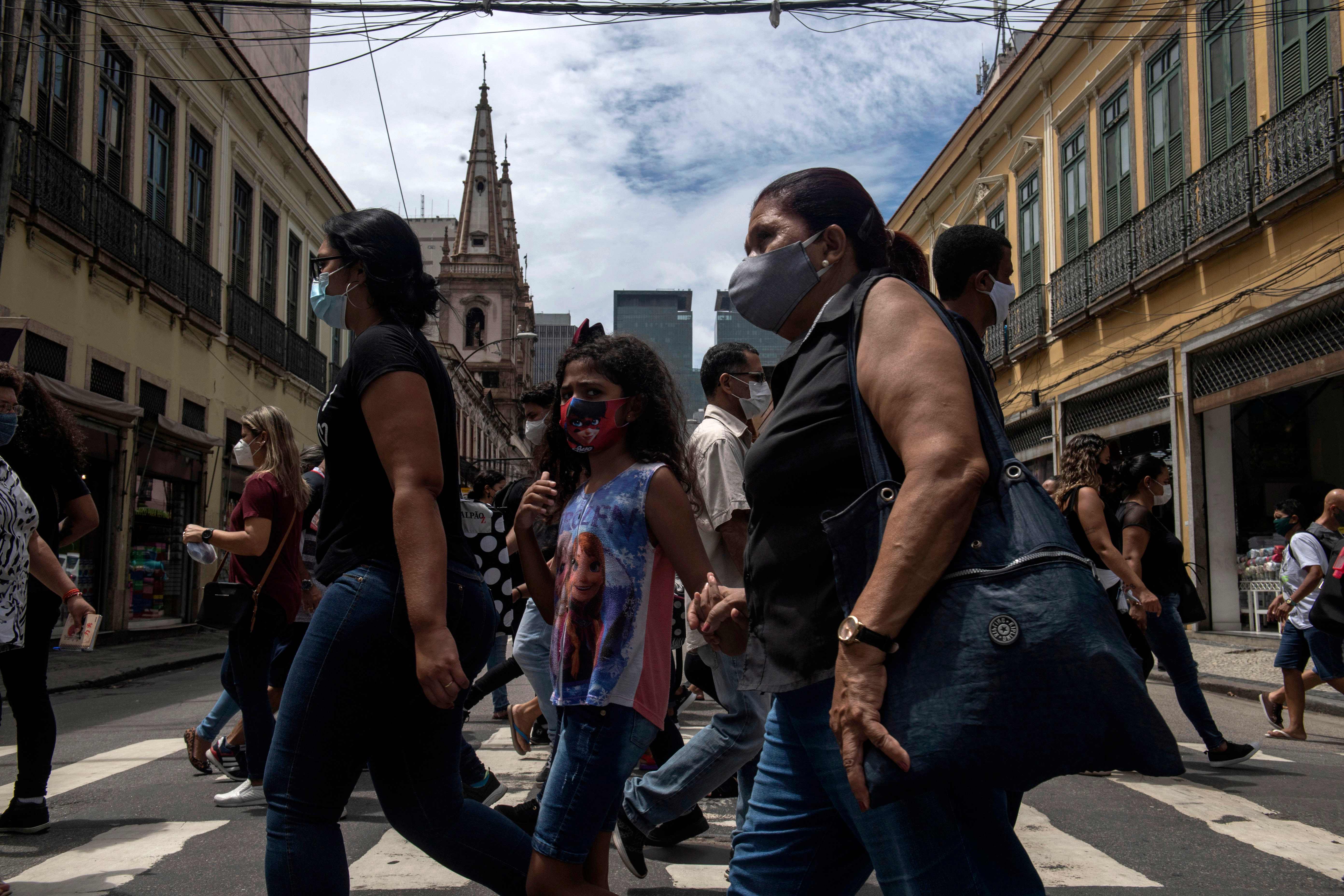 Warga mengenakan masker di pusat kota Rio de Janeiro, Brasil.