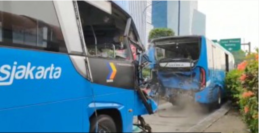Tabrakan antara dua bus Trans-Jakarta