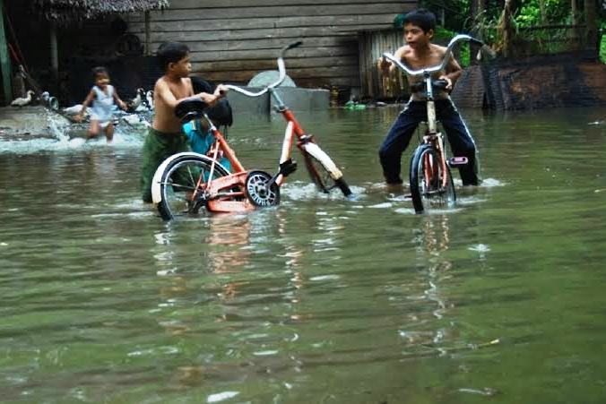 Anak-anak sedang bermain.