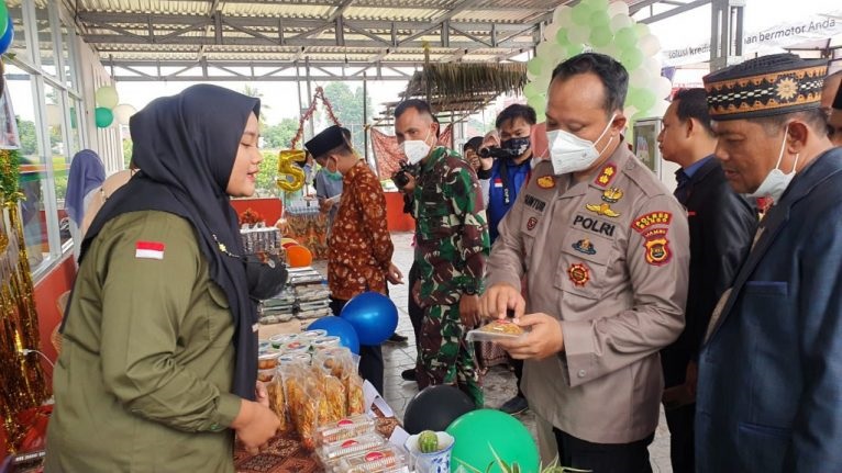 Kapolres Bungo AKB Guntur Saputro berdialog dengan pelaku UMKM