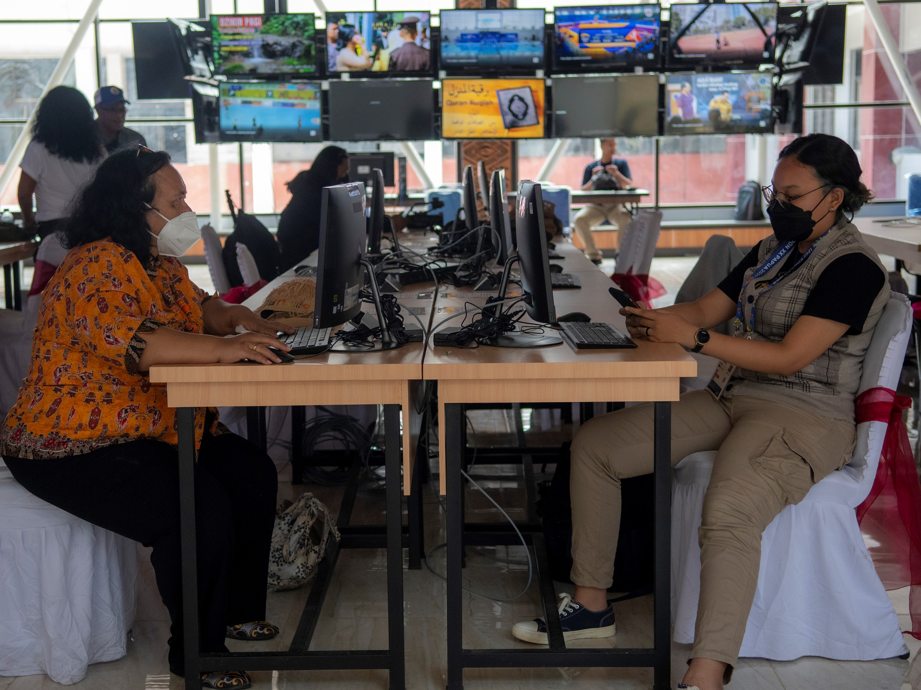 Wartawan mengakses informasi di Main Media Center (MMC) PON Papua yang berada di Gedung Sasana Krida, Kompleks Kantor Gubernur Papua.