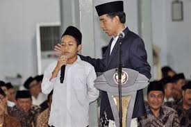 Presiden Joko Widodo saat berdialog dengan santri