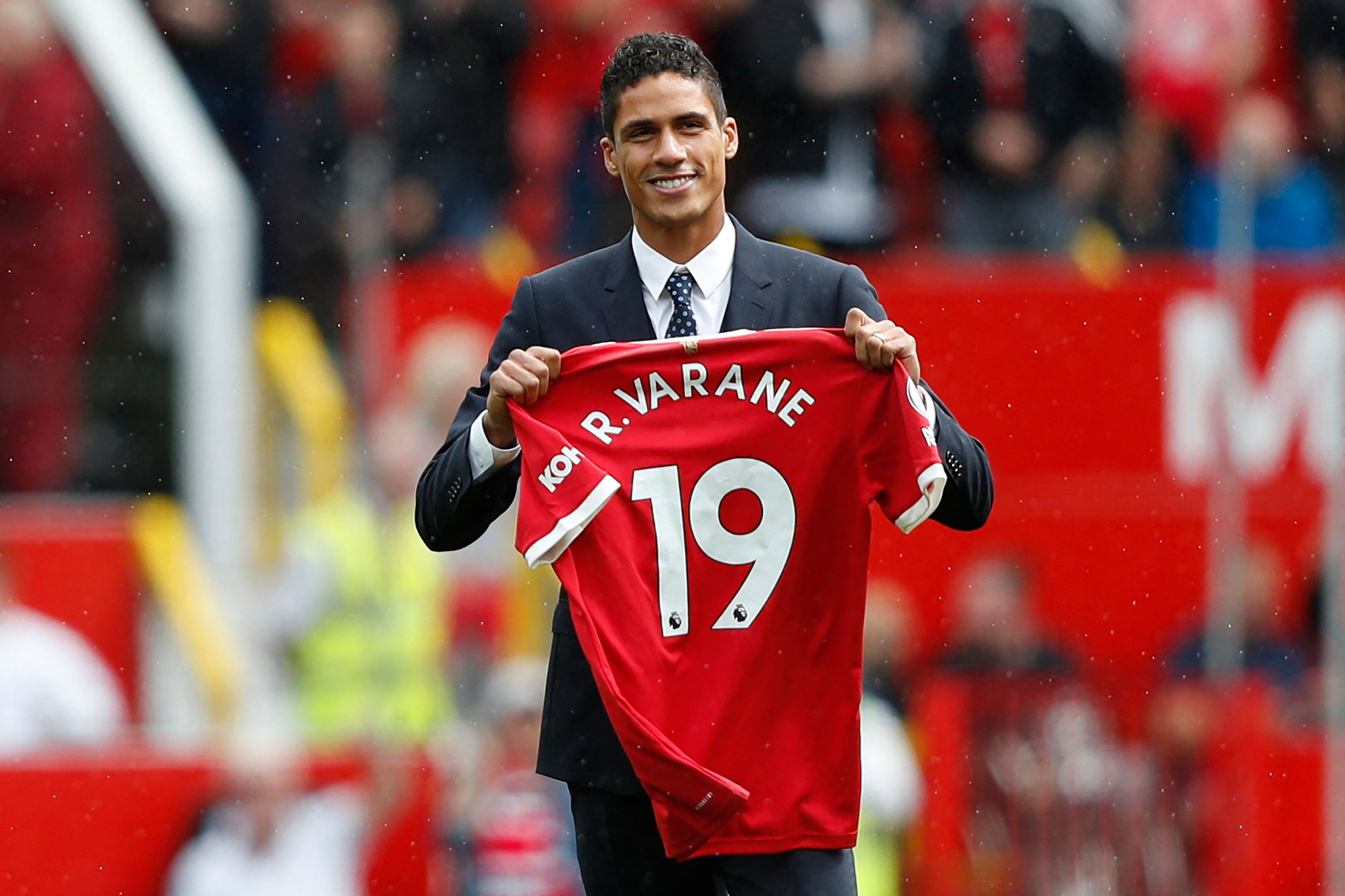 Bek Tengah Manchester United Raphael Varane. 