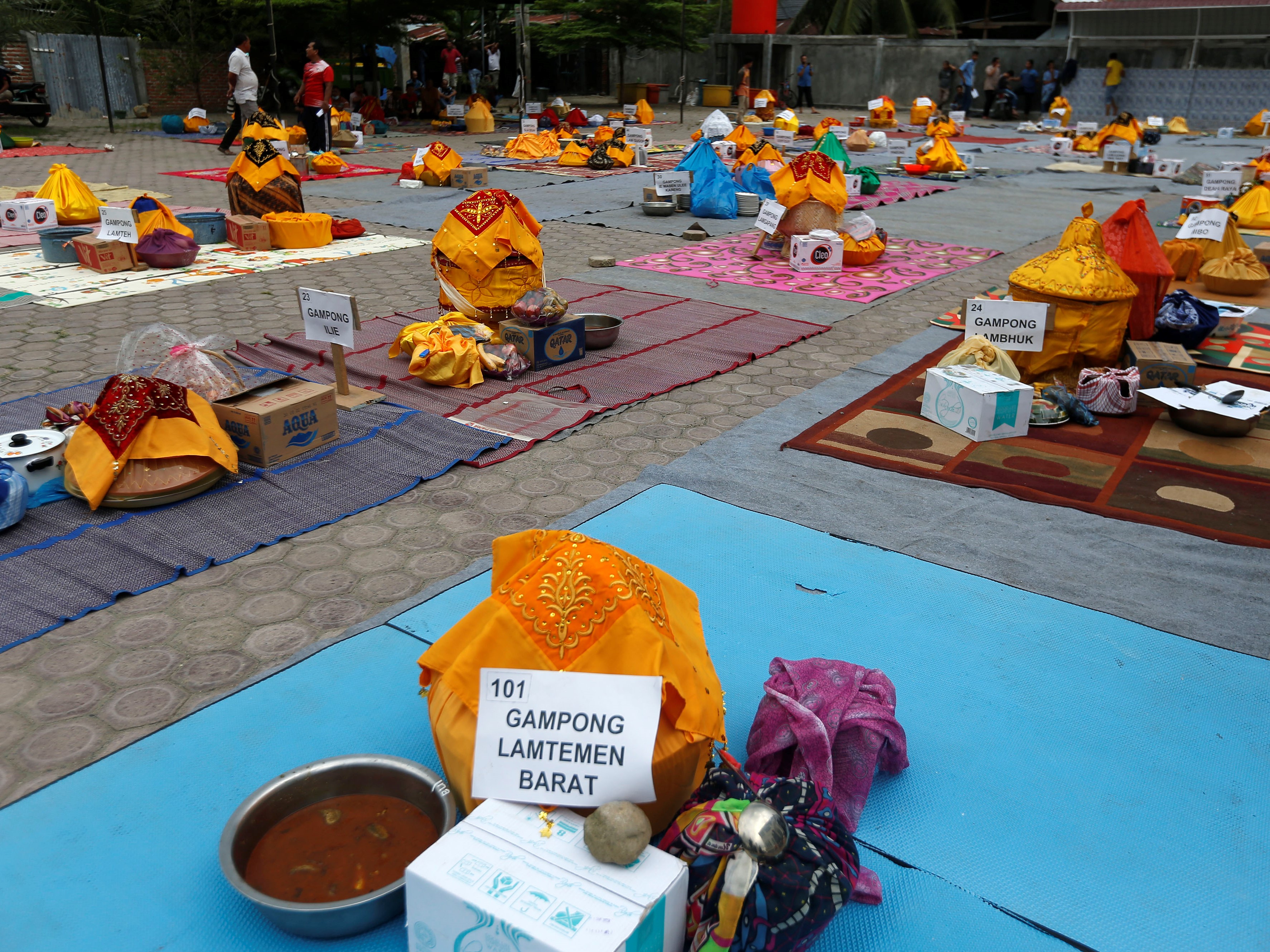 Warga menyiapkan hidangan makanan yang akan disantap bersama pada tradisi kenduri Maulid Akhir Nabi Muhammad SAW di Desa Pango Raya, Aceh.