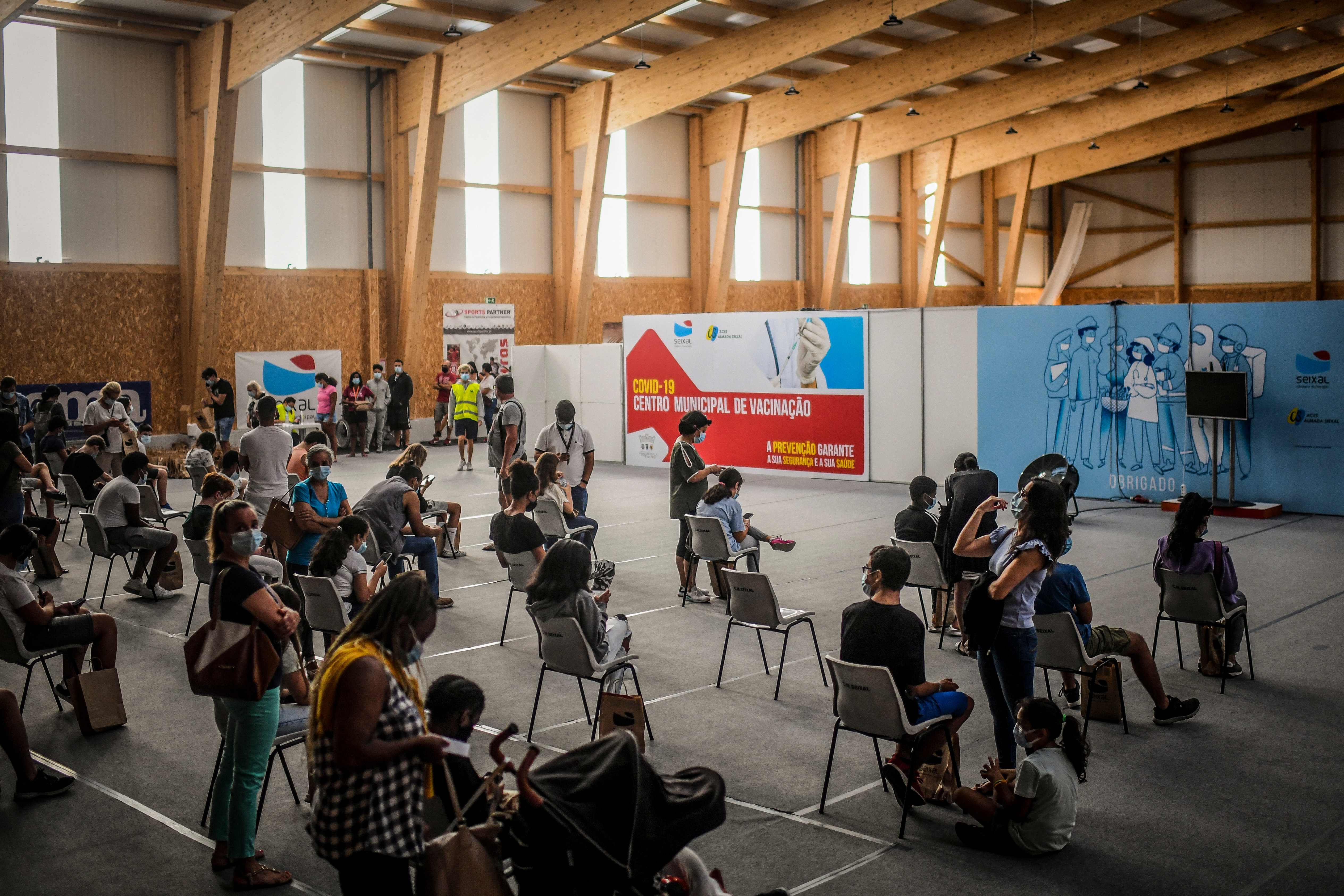 Warga antre untuk mendapatkan vaksinasi covid-19 di Seixal, Lisbon, Protugal, Sabtu 911/9/2021)