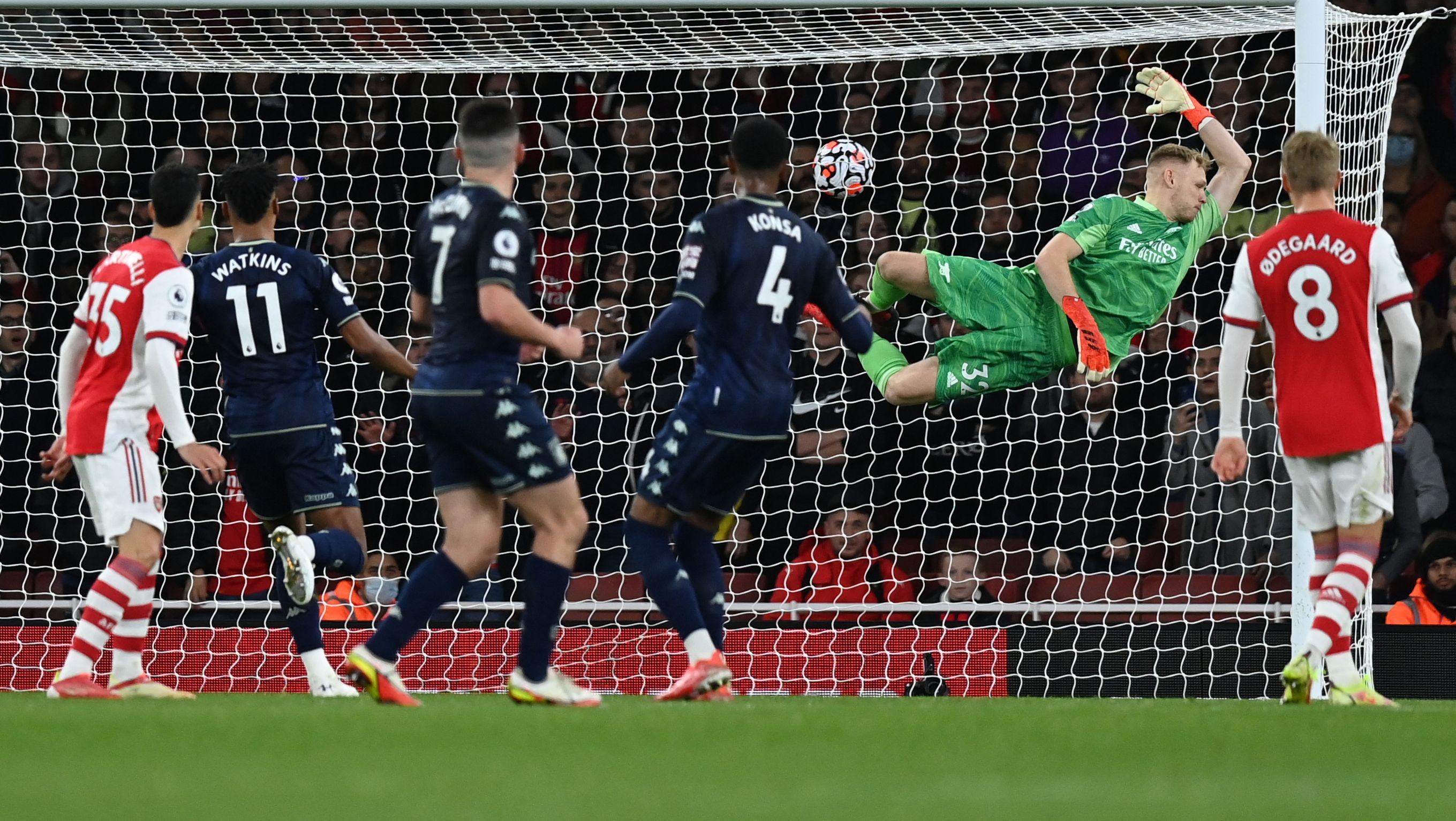  Kiper Arsenal Aaron Ramsdale (kedua dari kanan) berjibaku menyelamatkan gawang dari gempuran pemain Aston Villa.