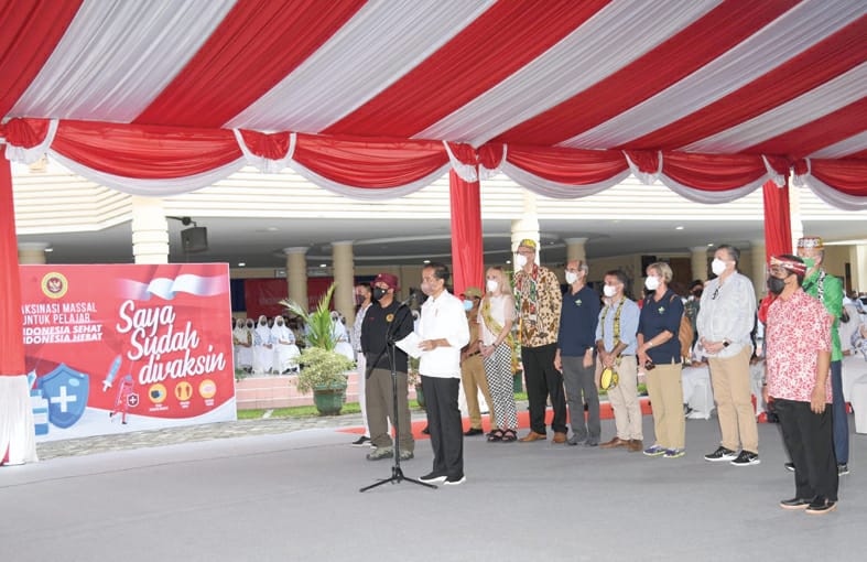 Presiden RI Joko Widodo bersama para duta besar meninjau vaksinasi di Tarakan.
