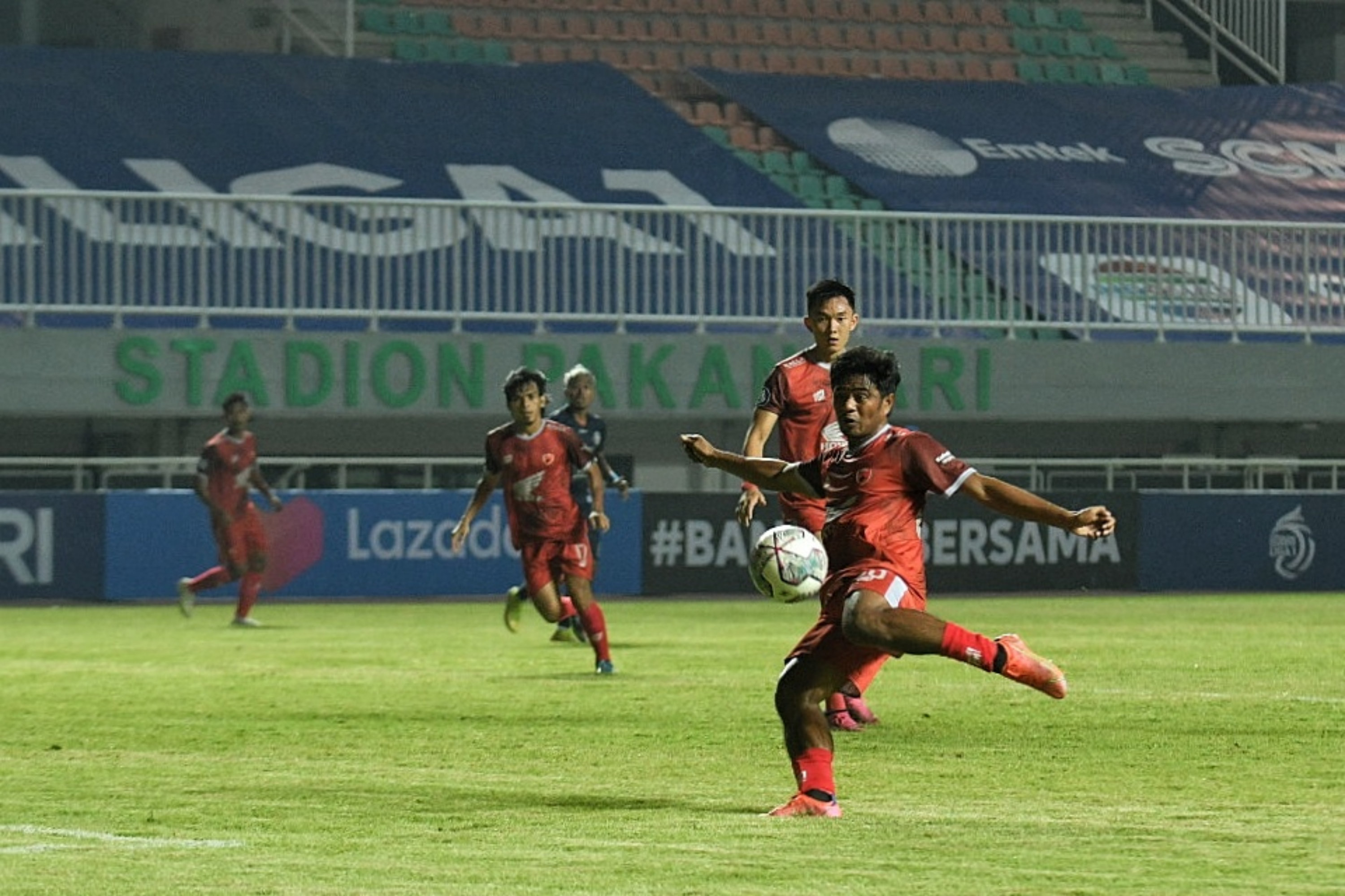 Pemain PSM Makassar saat menembakkan bola ke arah gawang lawan.