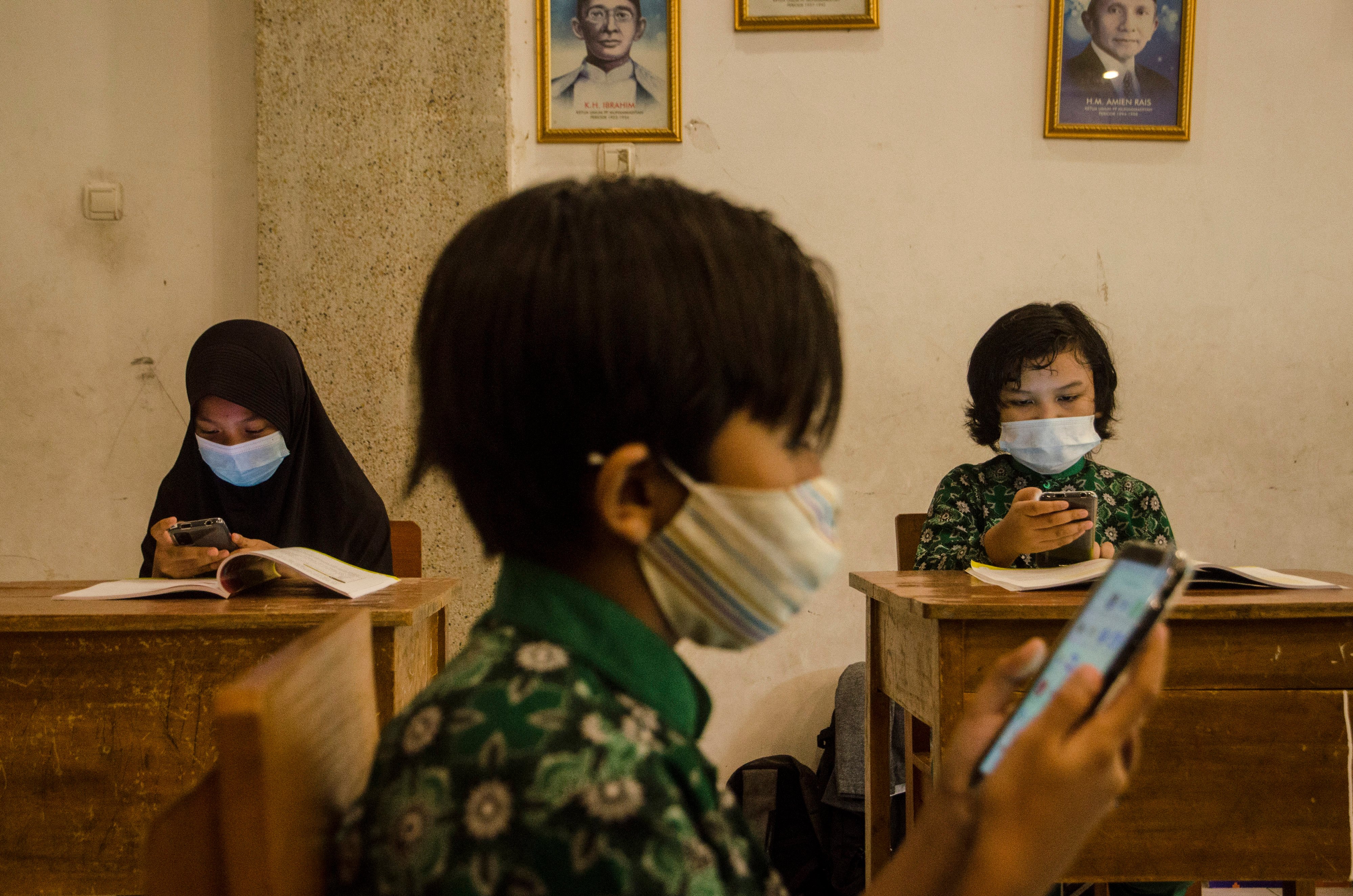 Pelajar menggunakan gawai untuk pembelajaran jarak jauh di Sekolah MI Muhammadiyah 2, Bandung, Jawa Barat.