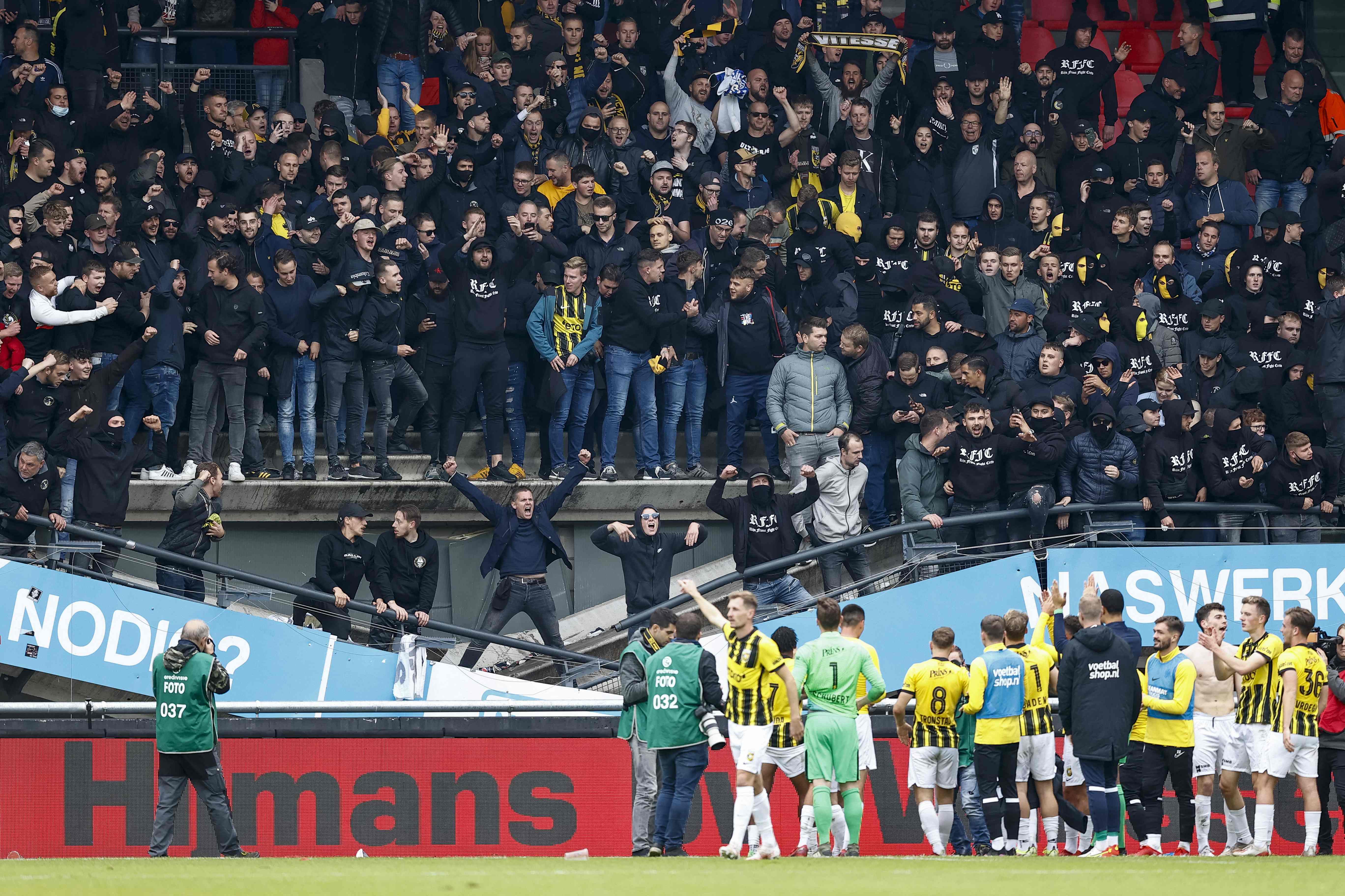 Pendukung Vitesse merayakan kemenangan timnya di atas tribun yang ambruk di Stadion Goffertstadion, markas NEC Nijmegen, Minggu (17/10) .  