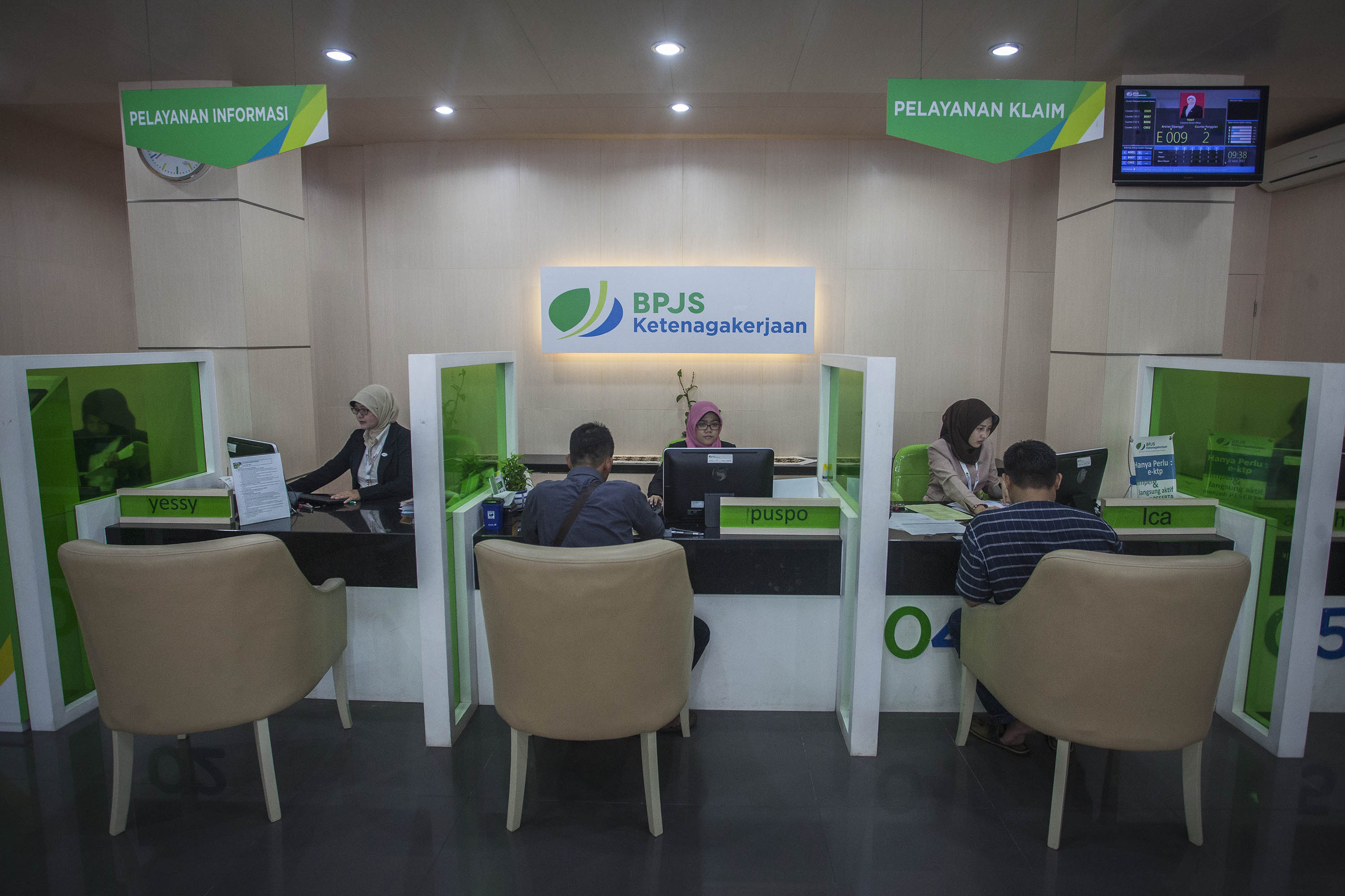 Petugas BPJS Ketenagakerjaan melayani warga di Kantor BPJS Ketenagakerjaan Daerah Istimewa Yogyakarta, DI Yogyakarta, Kamis (22/6).