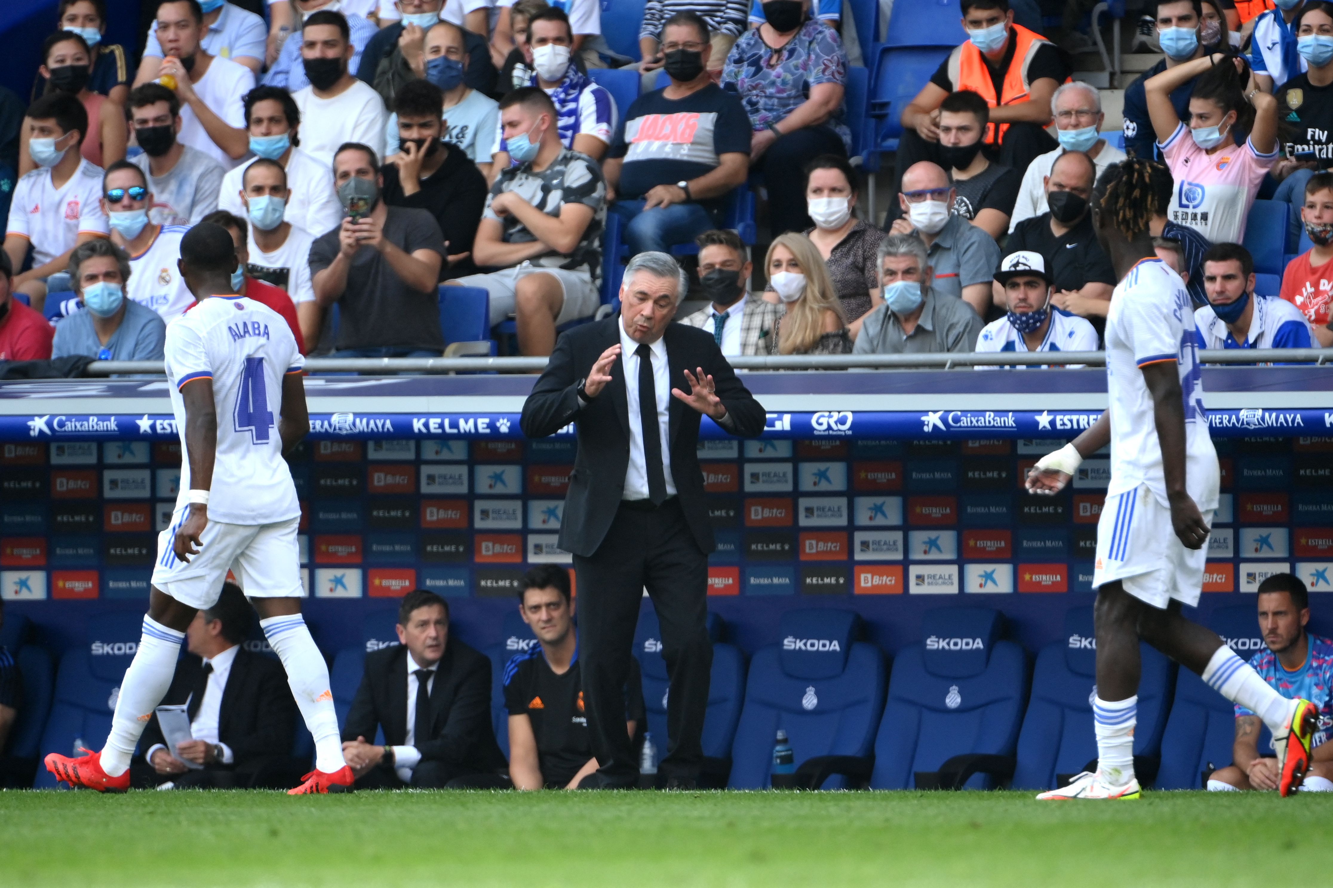 Pelatih Real Madrid Carlo Ancelotti (tengah) memberi arahan dari sisi lapangan saat Real Madrid melawan RCD Espanyol di ajang La Liga.