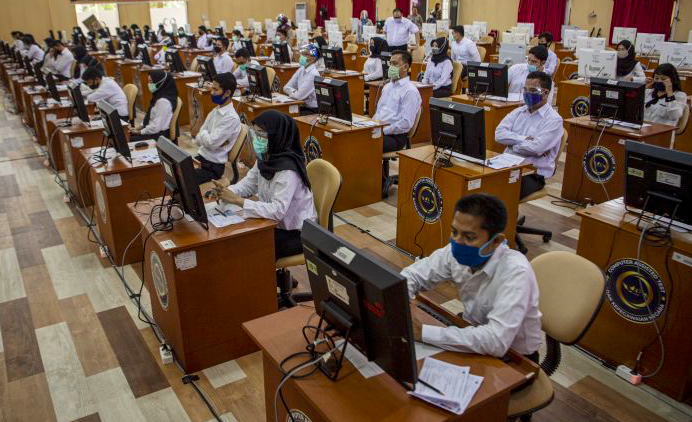 Sejumlah peserta mengikuti SKB berbasis CAT untuk CPNS di Kantor BKN Regional VII Palembang.  