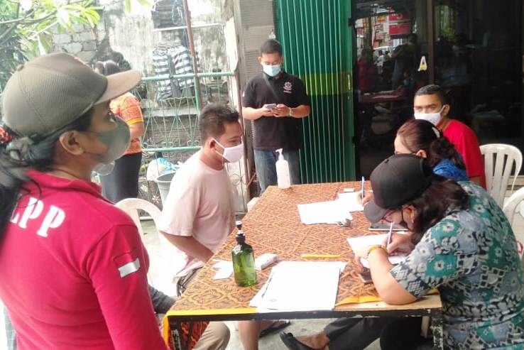 Para pelanggar prokes yang tanpa menggunakan masker didenda di tempat masing-masing Rp100 ribu.