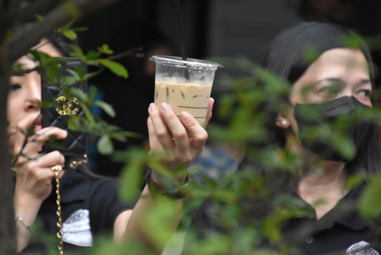 Pengunjung tengah menikmati kopi dan suasana di Armor Genuine Coffee & Roastery 