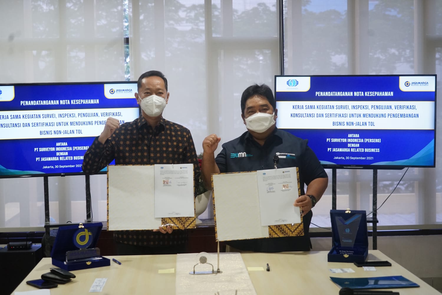 Direktur Komersial PT Surveyor Indonesia Saifuddin Wijaya dan Direktur Utama PT Jasa Marga Related Business Cahyo Satrio Prakoso 